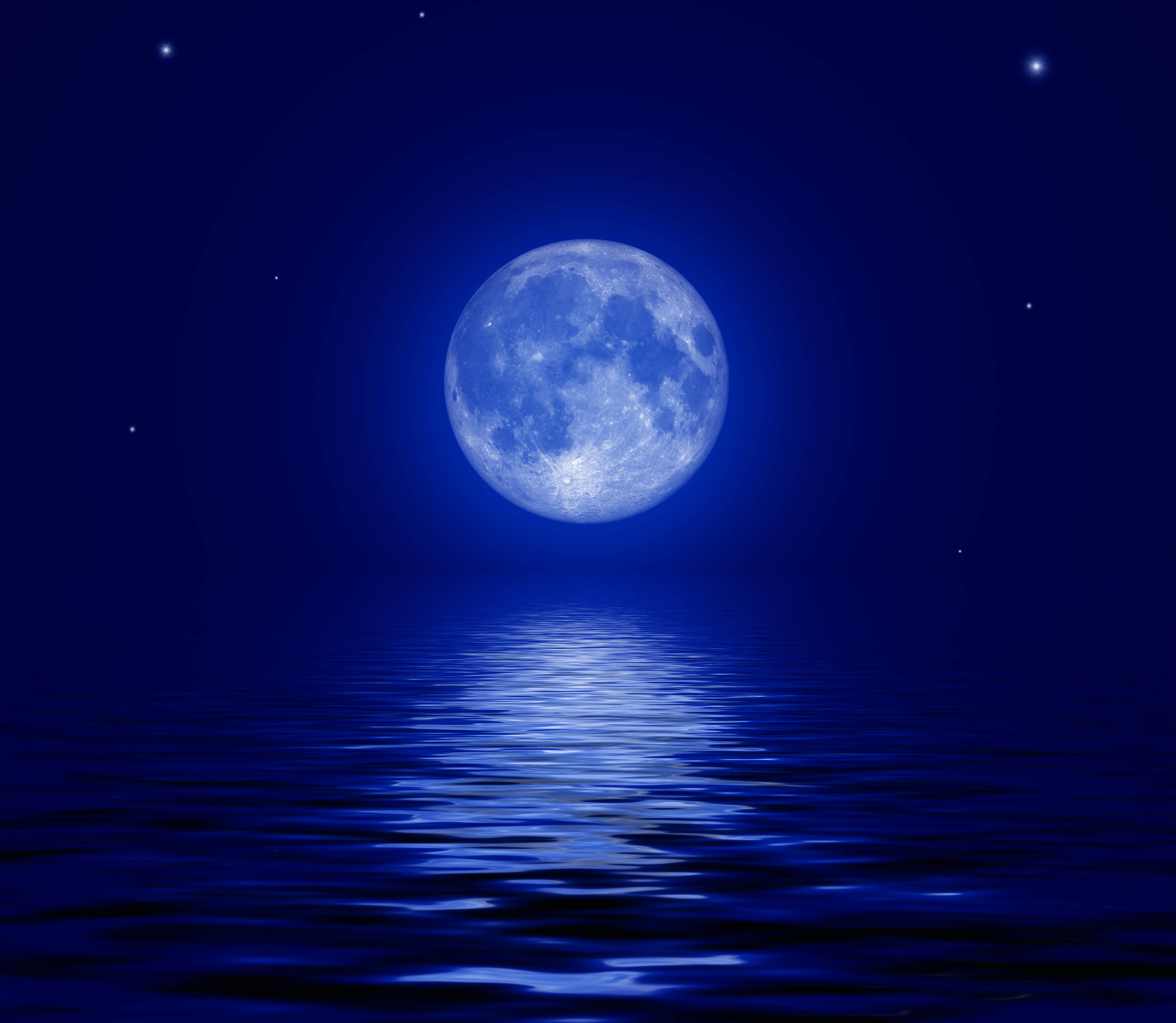 夜空 桌布 壁紙 — 一輪明亮的滿月在繁星點點的夜空下，在平靜的水面上投下寧靜的藍色光芒。