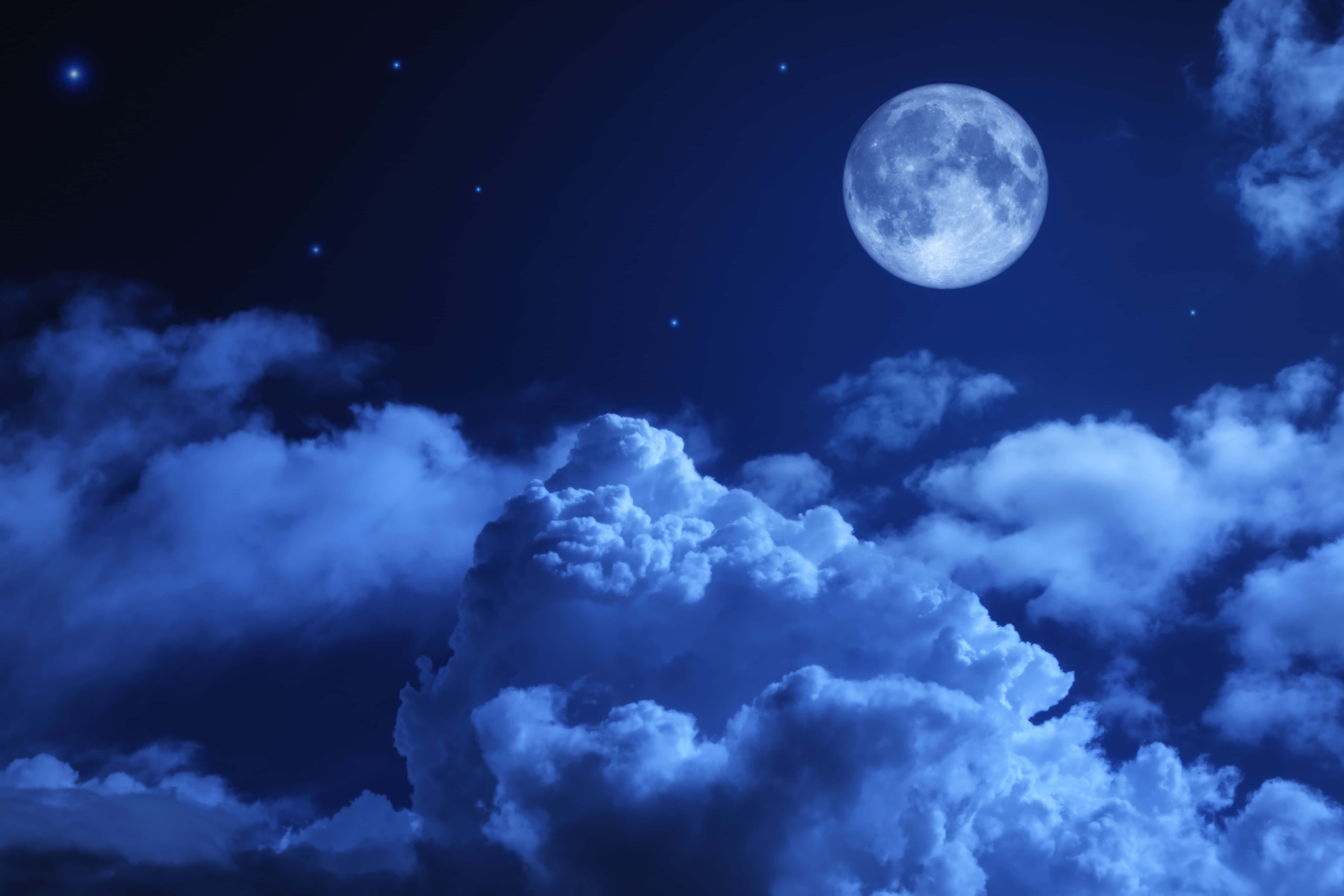 月光 桌布 壁紙 — 一輪明亮的滿月在繁星點點的夜空下，照耀在戲劇性的藍色雲層之上。