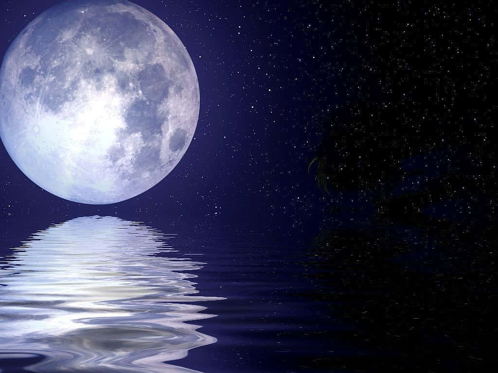 月亮與星星 桌布 壁紙 — 一輪明亮的滿月在繁星點點的夜空下，在平靜的水面上投下閃爍的倒影。