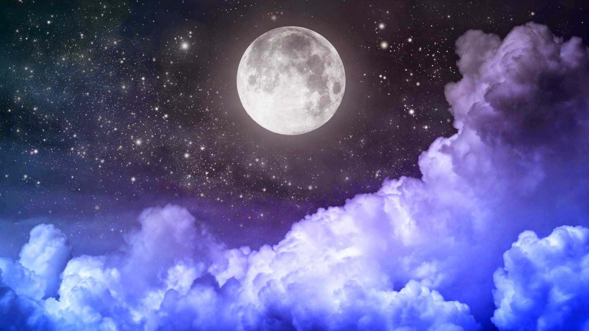 Aesthetic Night Sky 桌布 壁紙 — 一輪明亮的滿月在繁星點點的夜空下，在紫色和藍色漩渦雲層上方發光。