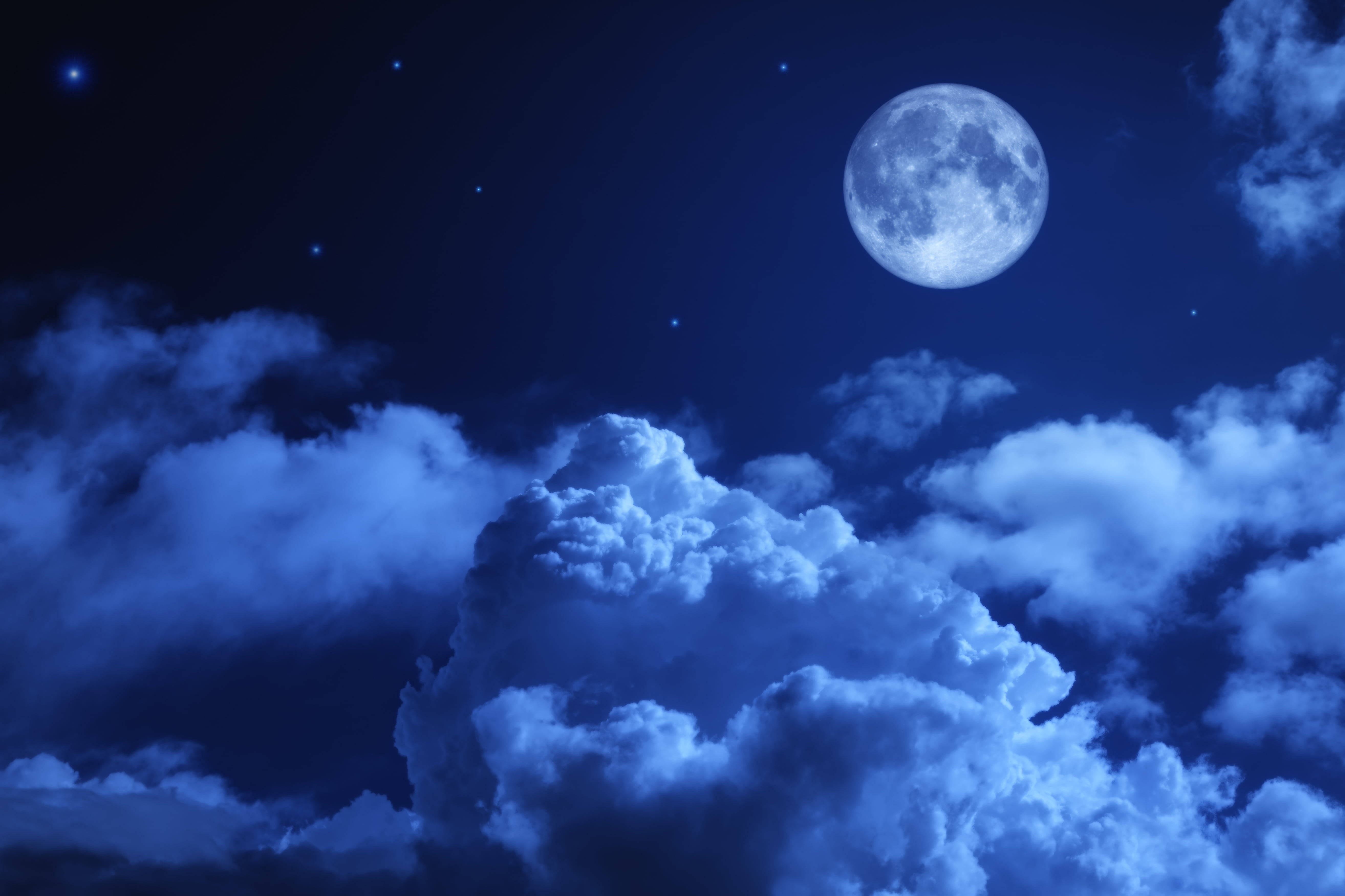 雲朵 桌布 壁紙 — 一輪明亮的滿月在繁星點點的夜空下，在戲劇性的藍色雲層上方發光。