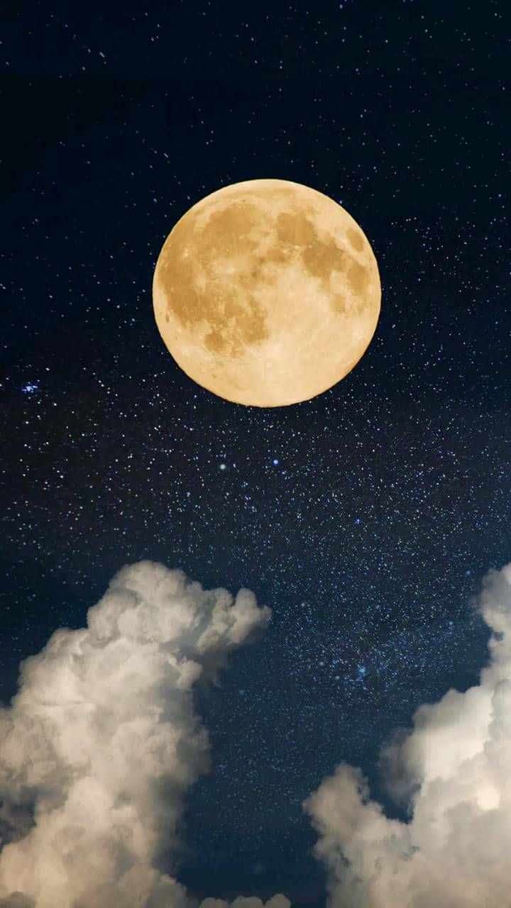 Moon And Stars Phone 桌布 壁紙 — 一輪明亮的滿月在繁星點點的夜空下發光，被柔軟的白雲環繞。
