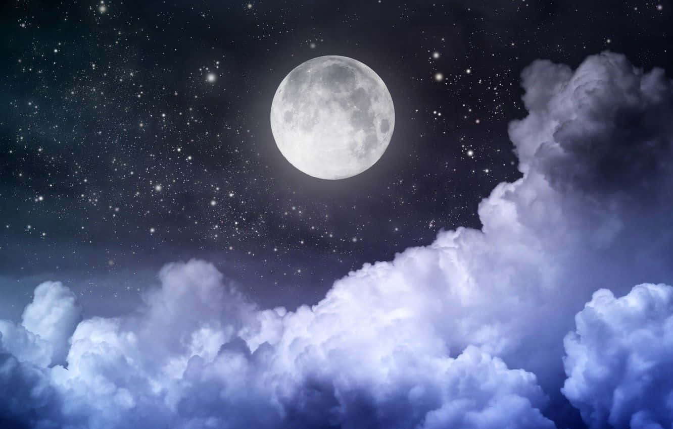 月亮與星星 桌布 壁紙 — 一輪明亮的滿月在繁星點點的夜空下，在蓬鬆的雲海之上閃耀。
