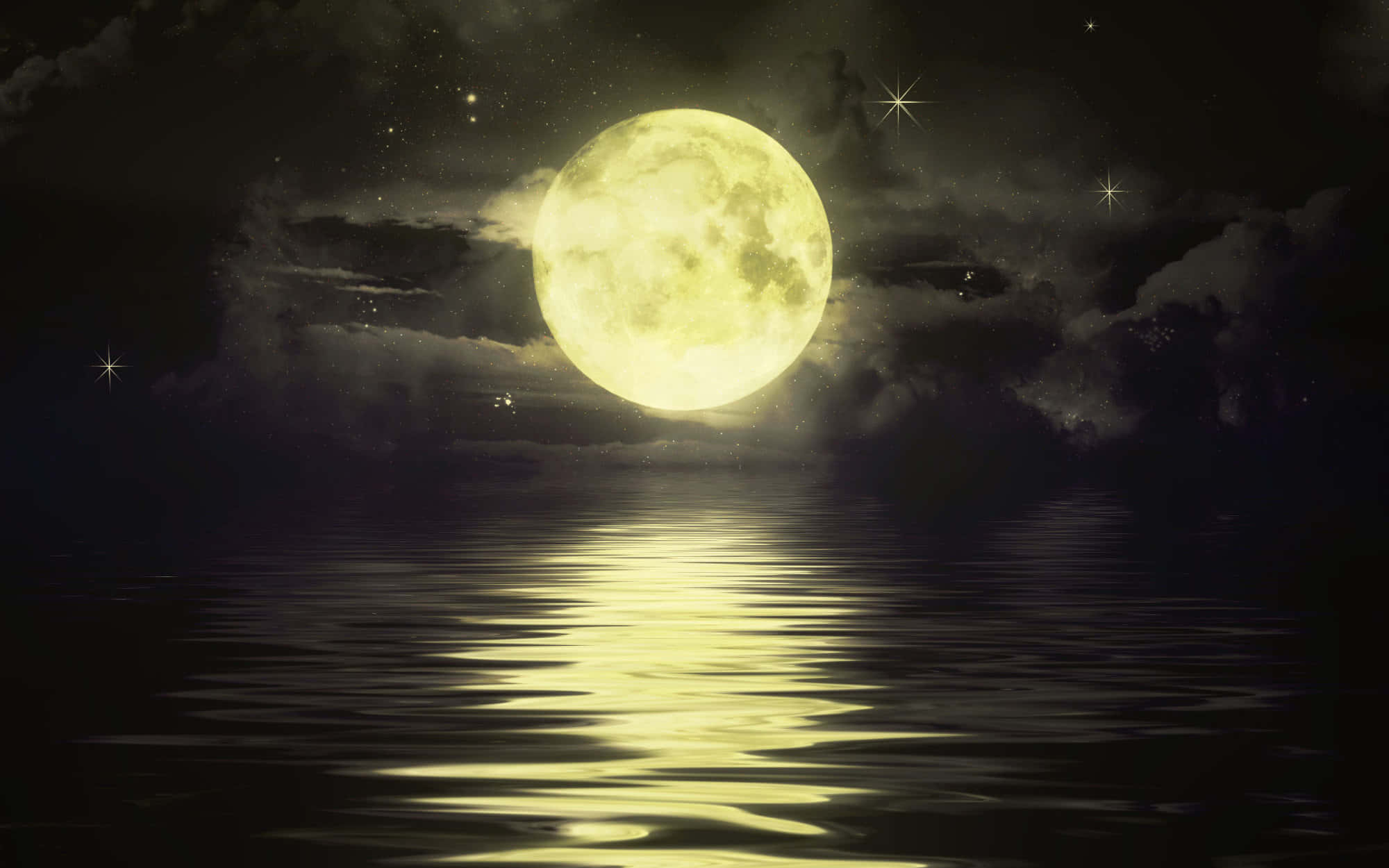 月光 桌布 壁紙 — 一輪明亮的滿月在繁星點點的夜空下，將金色光芒灑在平靜的海洋上，雲朵飄移。