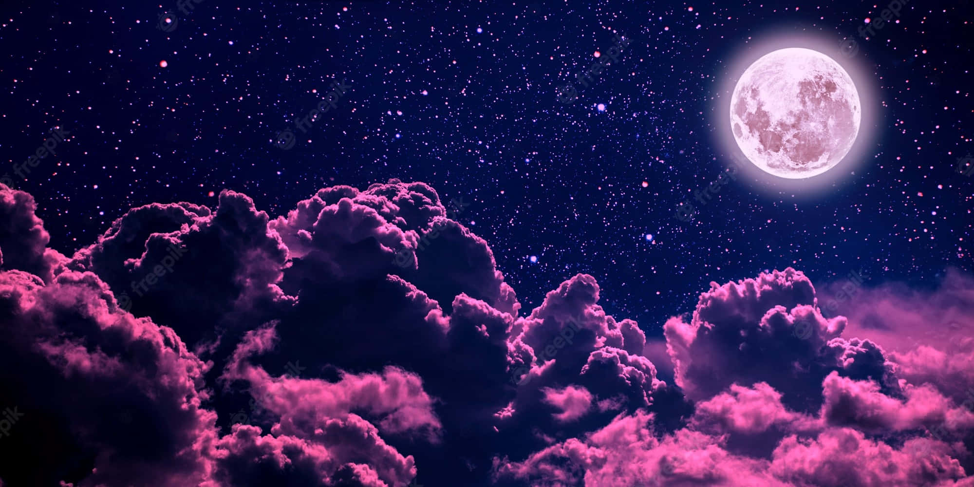 Pink Moon 桌布 壁紙 — 一輪明亮的滿月在繁星點點的夜空下，在戲劇性的粉紅雲層上方發光。