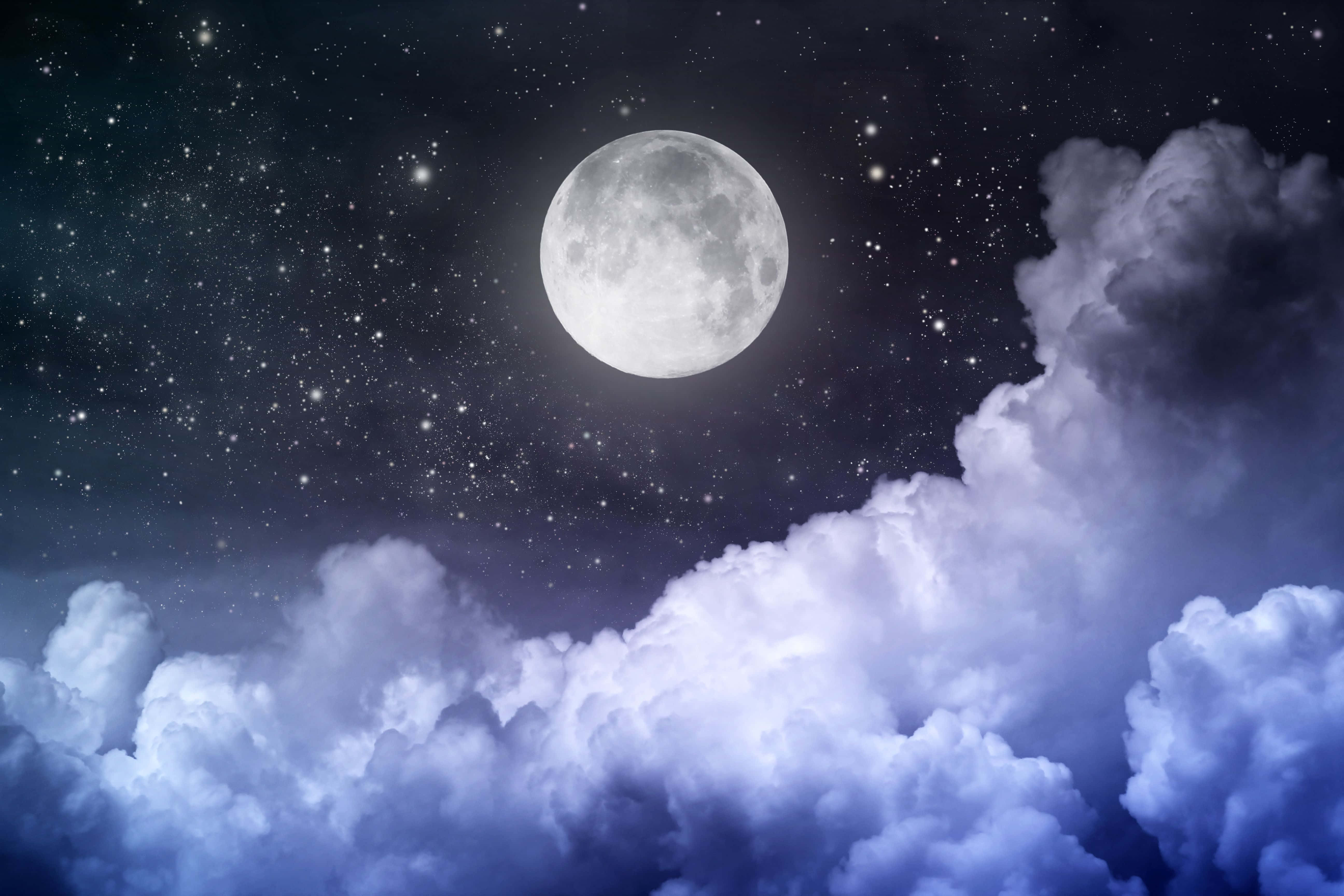 月亮與星星 桌布 壁紙 — 一輪明亮的滿月在繁星點點的夜空下，在旋轉的紫色和白色雲層上方發光。