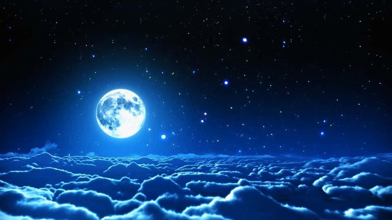 Moonlight 桌布 壁紙 — 一輪明亮的滿月在繁星點點的夜空下，在發光的藍色雲海之上閃耀。