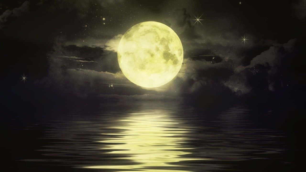 月亮與星星 桌布 壁紙 — 一輪明亮的滿月在繁星點點的夜空下，將金色的光芒灑在平靜的海洋和飄動的雲朵上。
