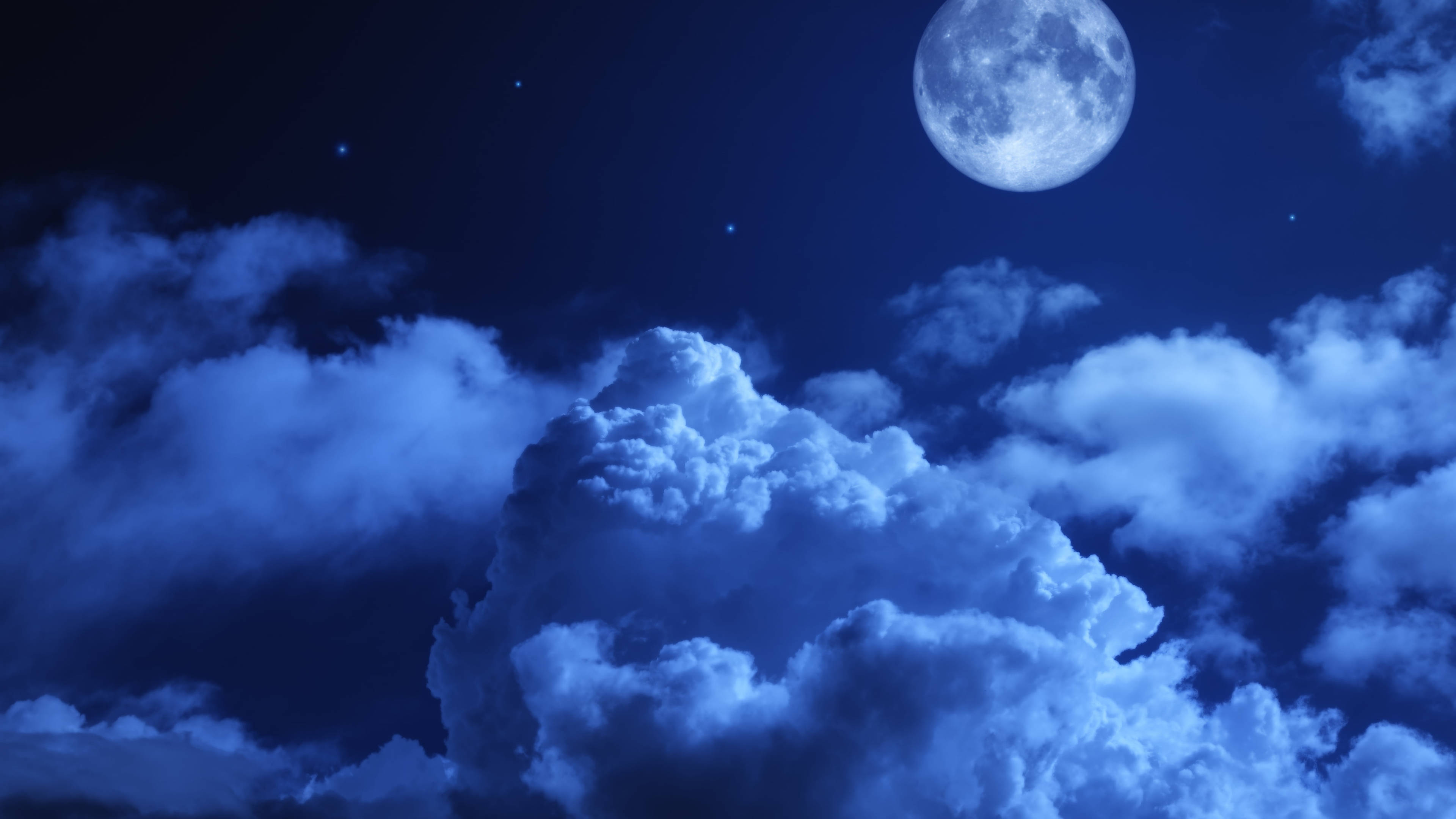 moonlight 4K 桌布 壁紙 — 一輪明亮的滿月在繁星點點的夜空下，在翻騰的藍色雲層上投下寧靜的光芒。