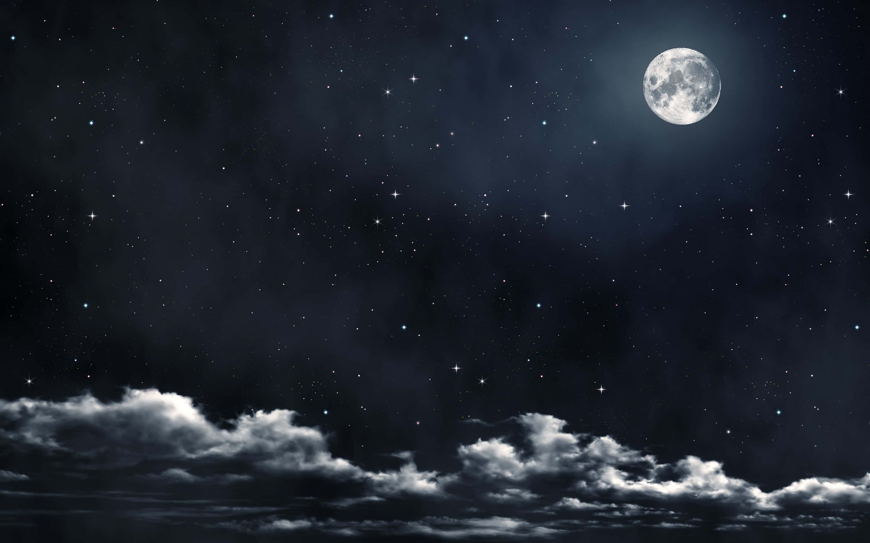 月光 桌布 壁紙 — 一輪明亮的滿月在繁星點點的夜空下，在戲劇性的雲層上方閃耀。