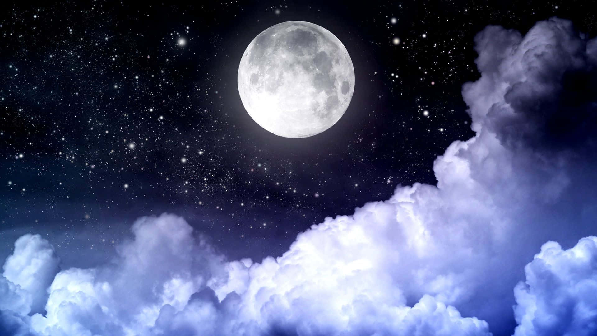 Pretty Moon 桌布 壁紙 — 一輪明亮的滿月在繁星點點的夜空下，在旋轉的紫色和藍色雲層上方發光。