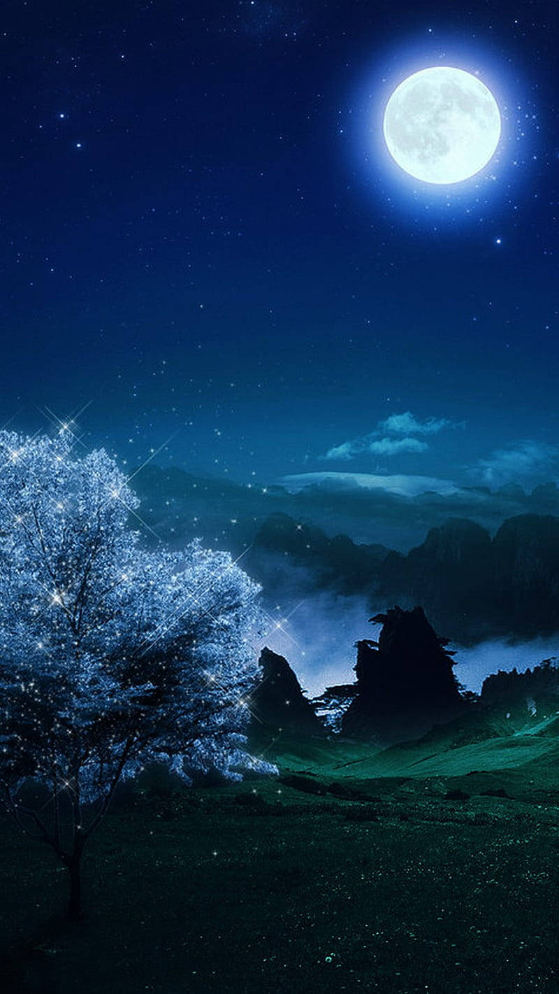 高畫質手機 桌布 壁紙 — 一輪明亮的滿月在繁星點點的夜空下，為神秘的夜景灑下寧靜的光芒，其中有一棵閃爍的樹和遠山。