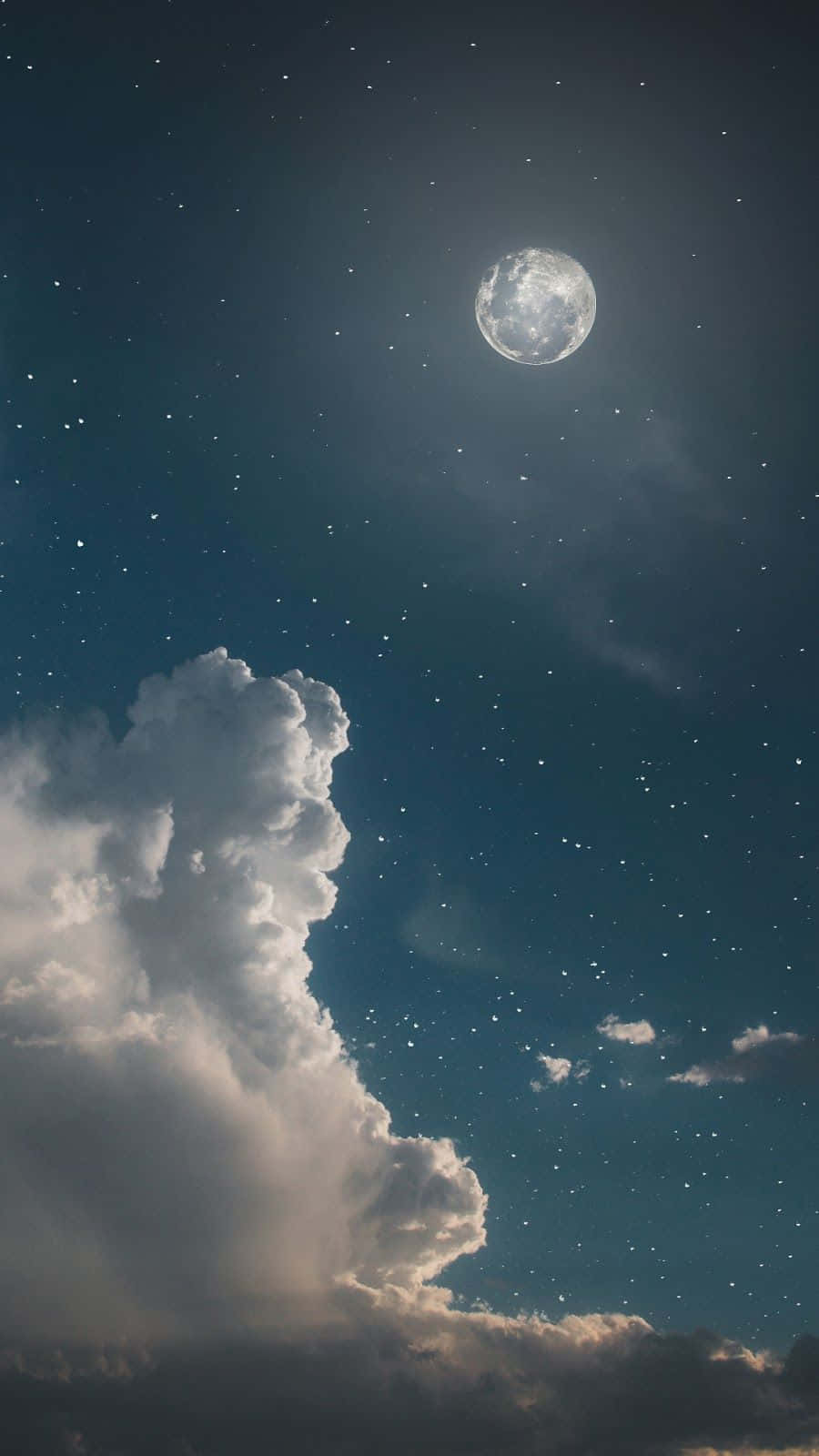 Aesthetic Night Sky 桌布 壁紙 — 一輪明亮的滿月在繁星點點的夜空下，照耀著戲劇性的雲層。