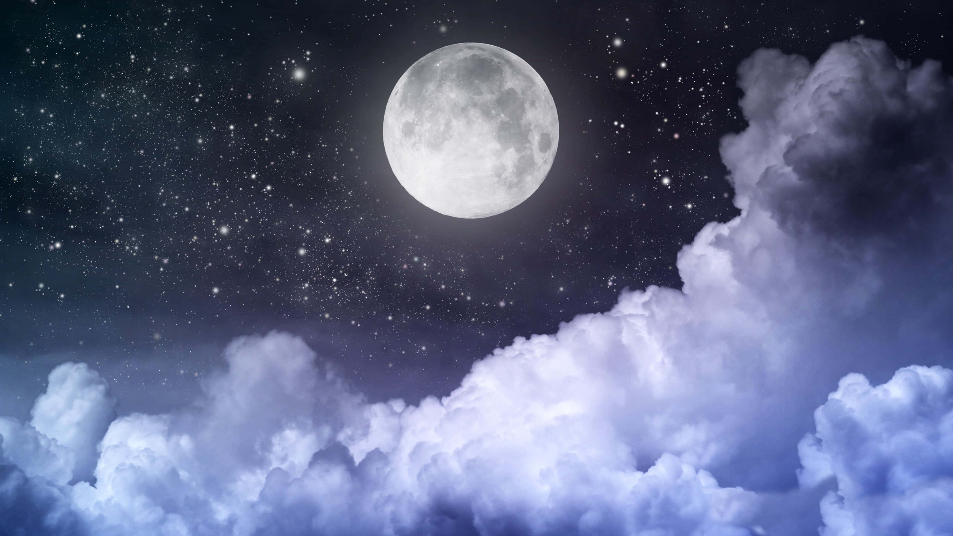 月光 桌布 壁紙 — 一輪明亮的滿月在繁星點點的夜空下，照耀在蓬鬆雲海之上。