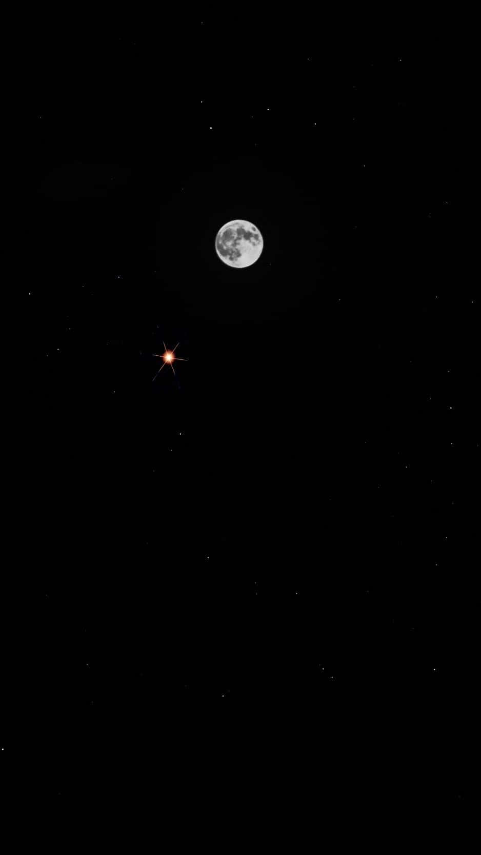 月夜星空 桌布 壁紙 — 一輪明亮的滿月在繁星點點的夜空中發光，附近有一顆明亮的橙色星星。