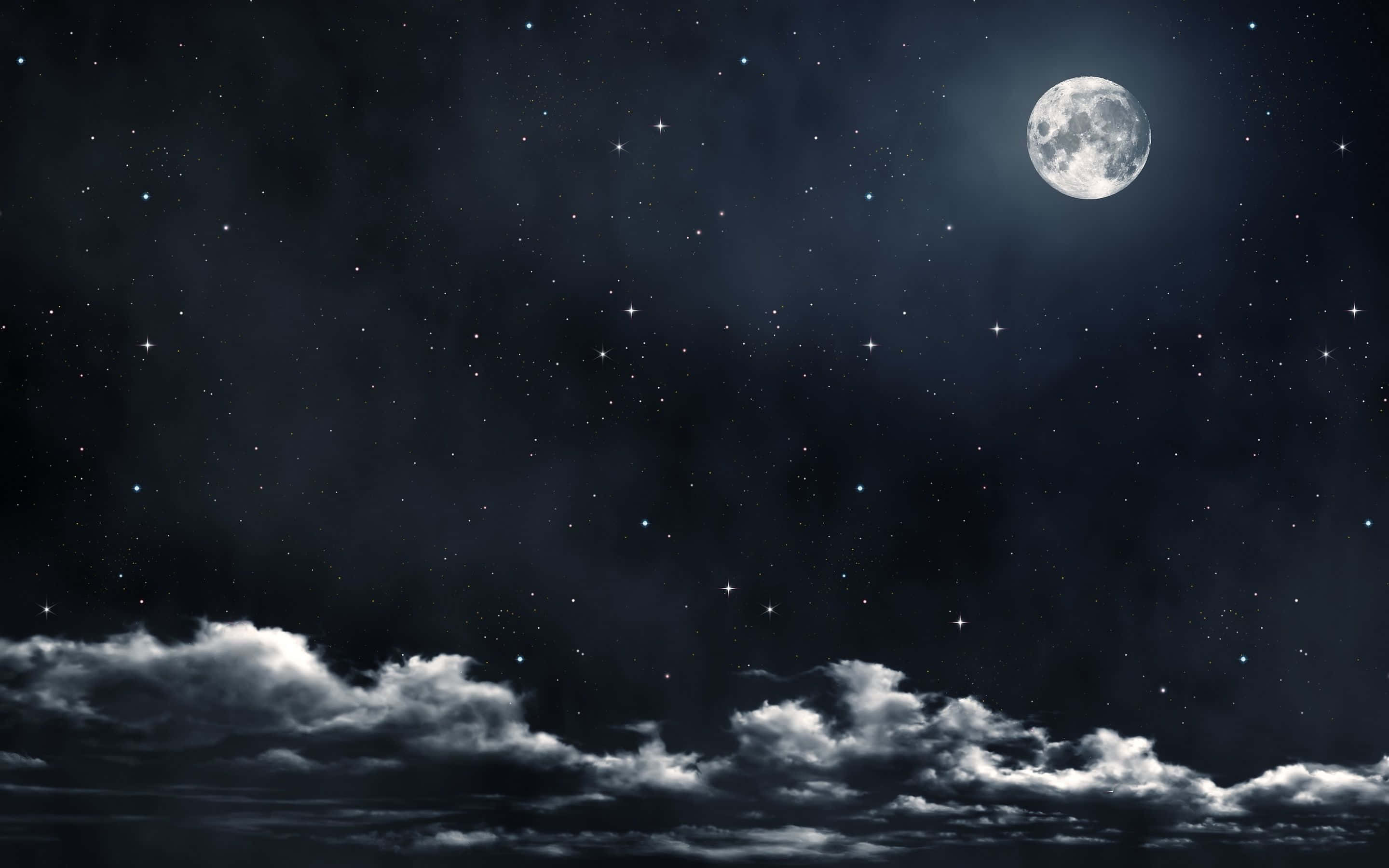 月亮與星星 桌布 壁紙 — 一輪明亮的滿月在繁星點點的夜空中發光，下方有輕柔的雲朵飄過。
