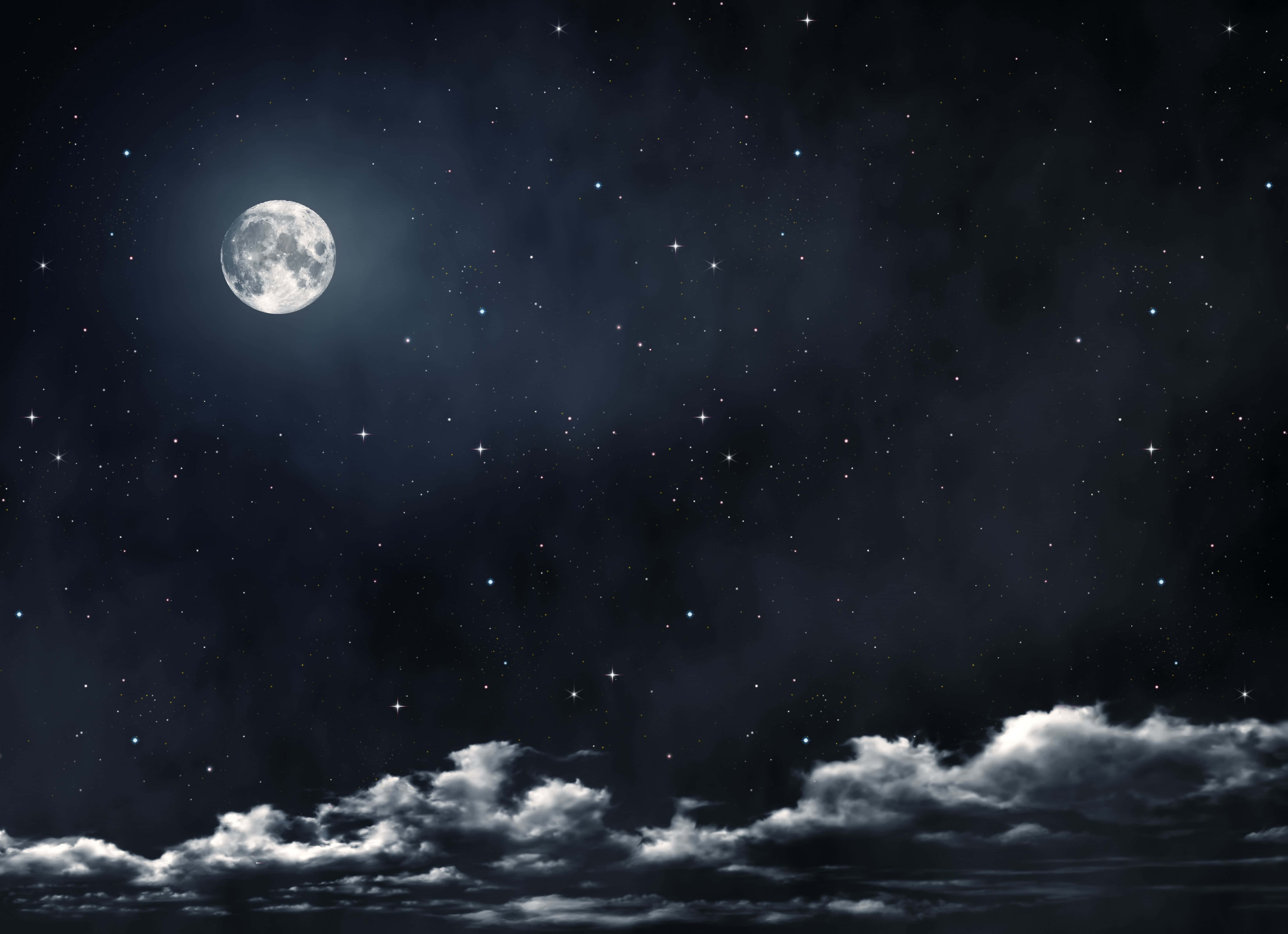 月亮與星星 桌布 壁紙 — 一輪明亮的滿月在繁星點點的夜空中發光，下方飄著薄雲。