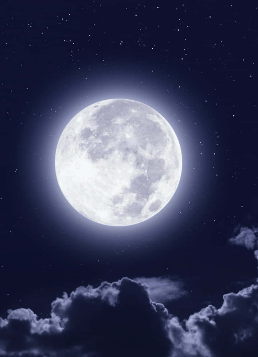 月光 桌布 壁紙 — 一輪明亮的滿月在繁星點點的夜空中閃耀，下方有柔軟的雲朵飄過。