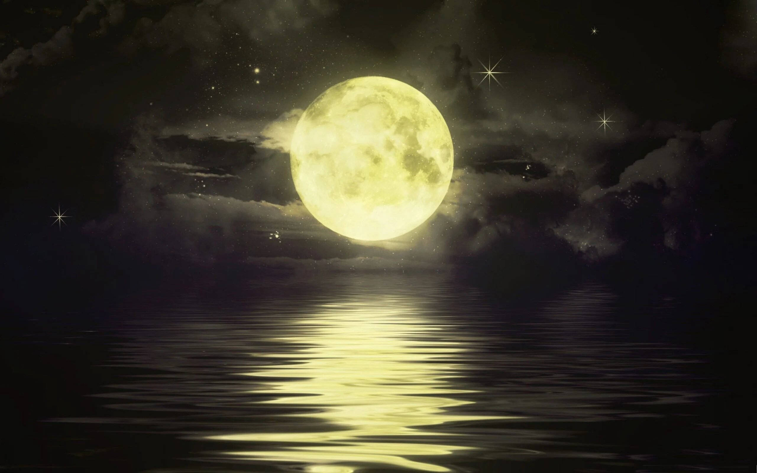 月亮與星星 桌布 壁紙 — 一輪明亮的滿月在繁星點點的夜空和飄浮的雲朵下，在平靜的水面上投下金色的光芒。