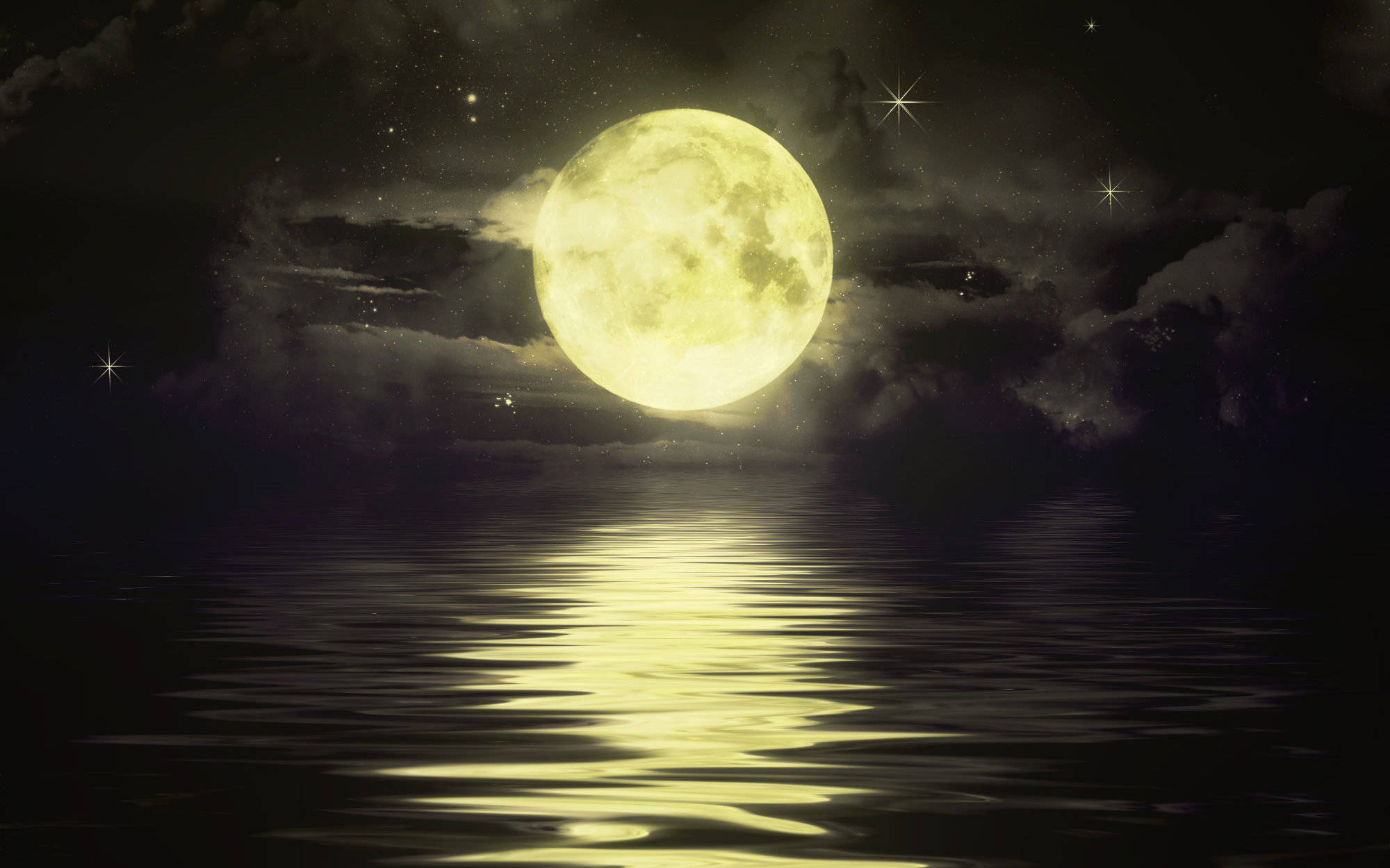 夜空 桌布 壁紙 — 一輪明亮的滿月在繁星點點的夜空和飄動的雲朵下，將金色光芒投射在平靜的水面上。