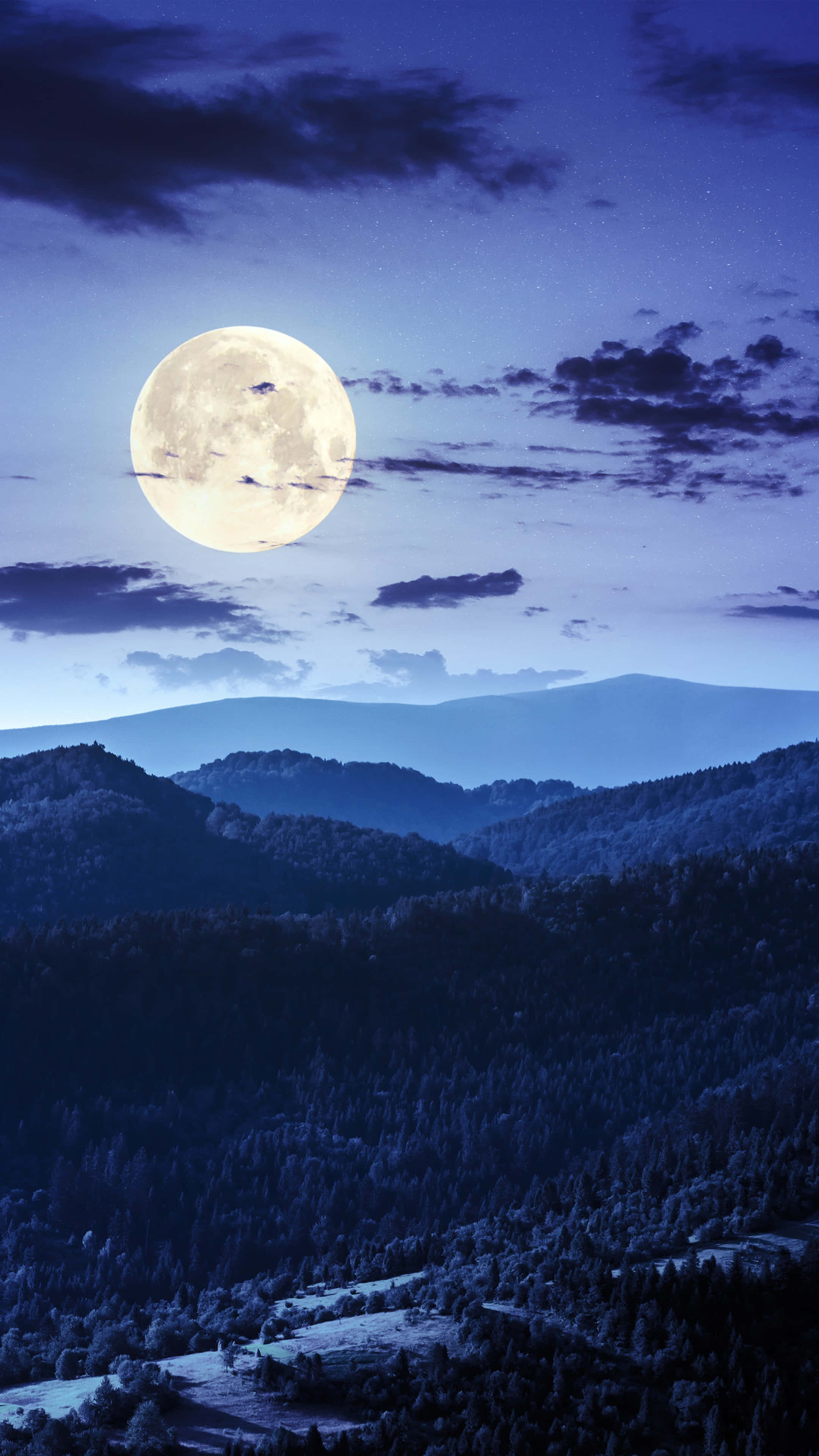 Moon Night 桌布 壁紙 — 一輪明亮的滿月在繁星點點的暮色天空下，為覆蓋著雪的山巒投下寧靜的光芒。