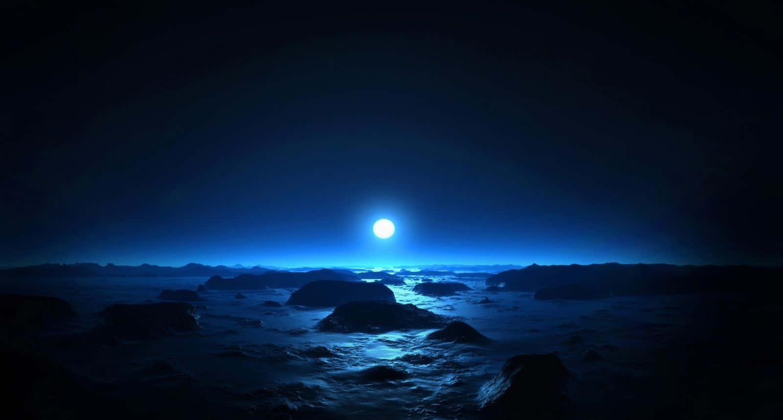 Moonlight 桌布 壁紙 — 一輪明亮的滿月在黑暗的天空下，在崎嶇的冰雪景觀上投下空靈的藍色光芒。
