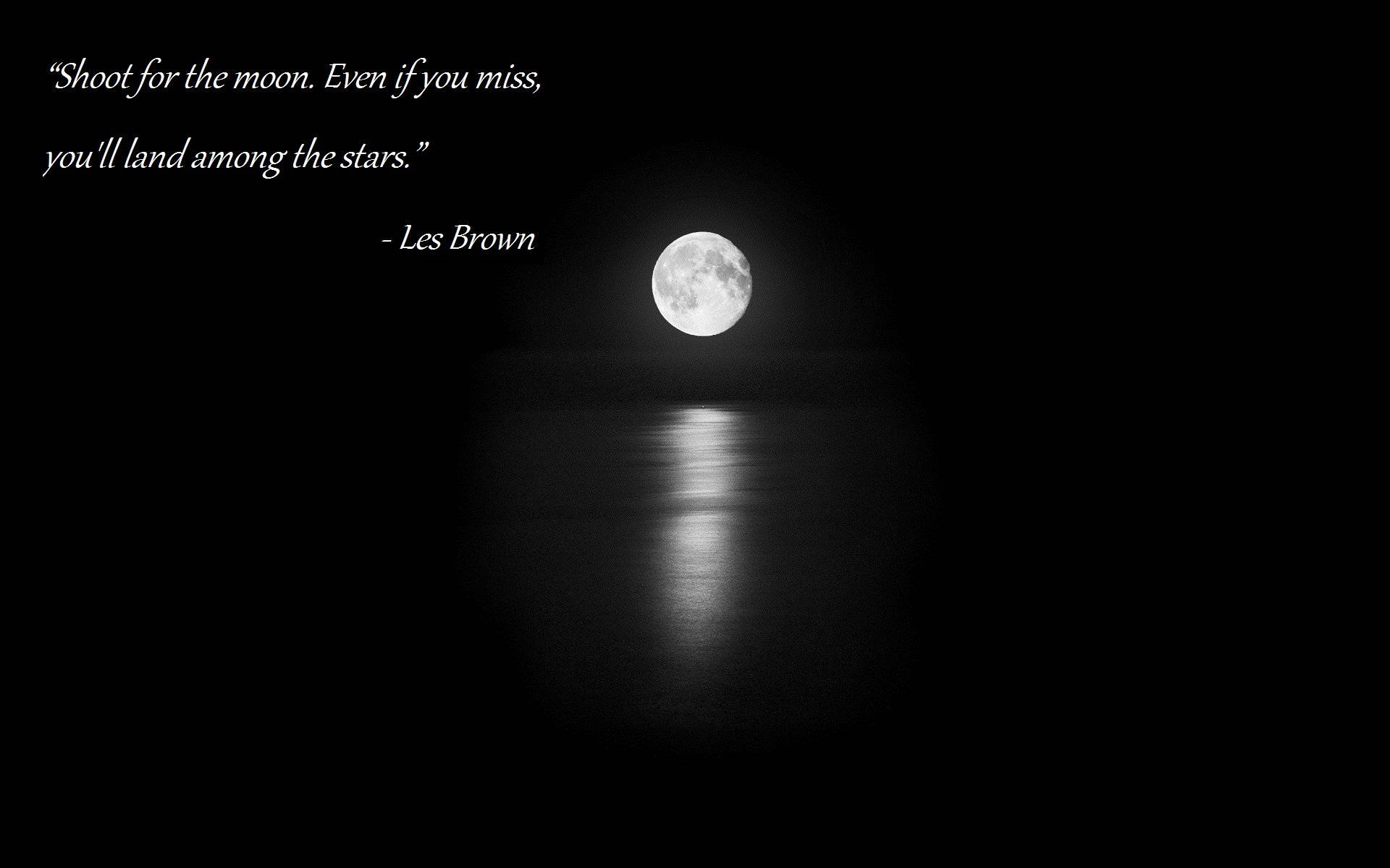 moon quotes 桌布 壁紙 — 一輪明亮的滿月在黑暗的天空下，在平靜的水面上投下寧靜的倒影，並覆蓋著一句鼓舞人心的名言。