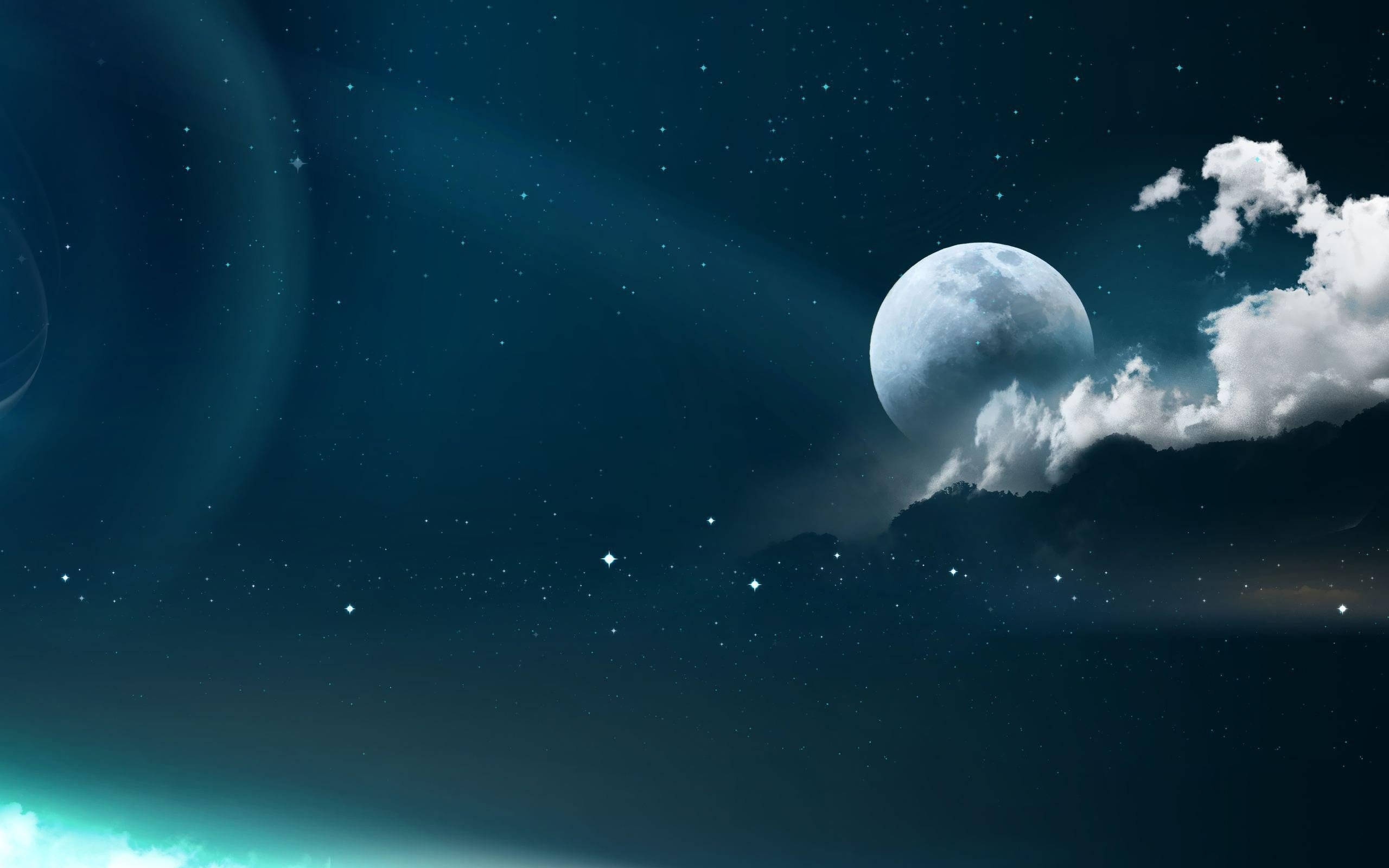 full moon 桌布 壁紙 — 一輪明亮的滿月從戲劇性的雲層中探出頭來，映襯著繁星點點的夜空，地平線上有發光的極光。