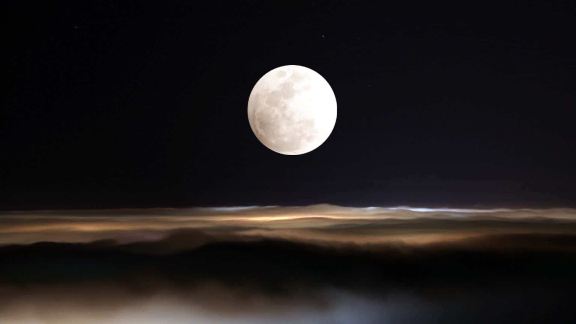 月光 桌布 壁紙 — 一輪明亮的滿月懸掛在發光的雲海之上，夜空無星。