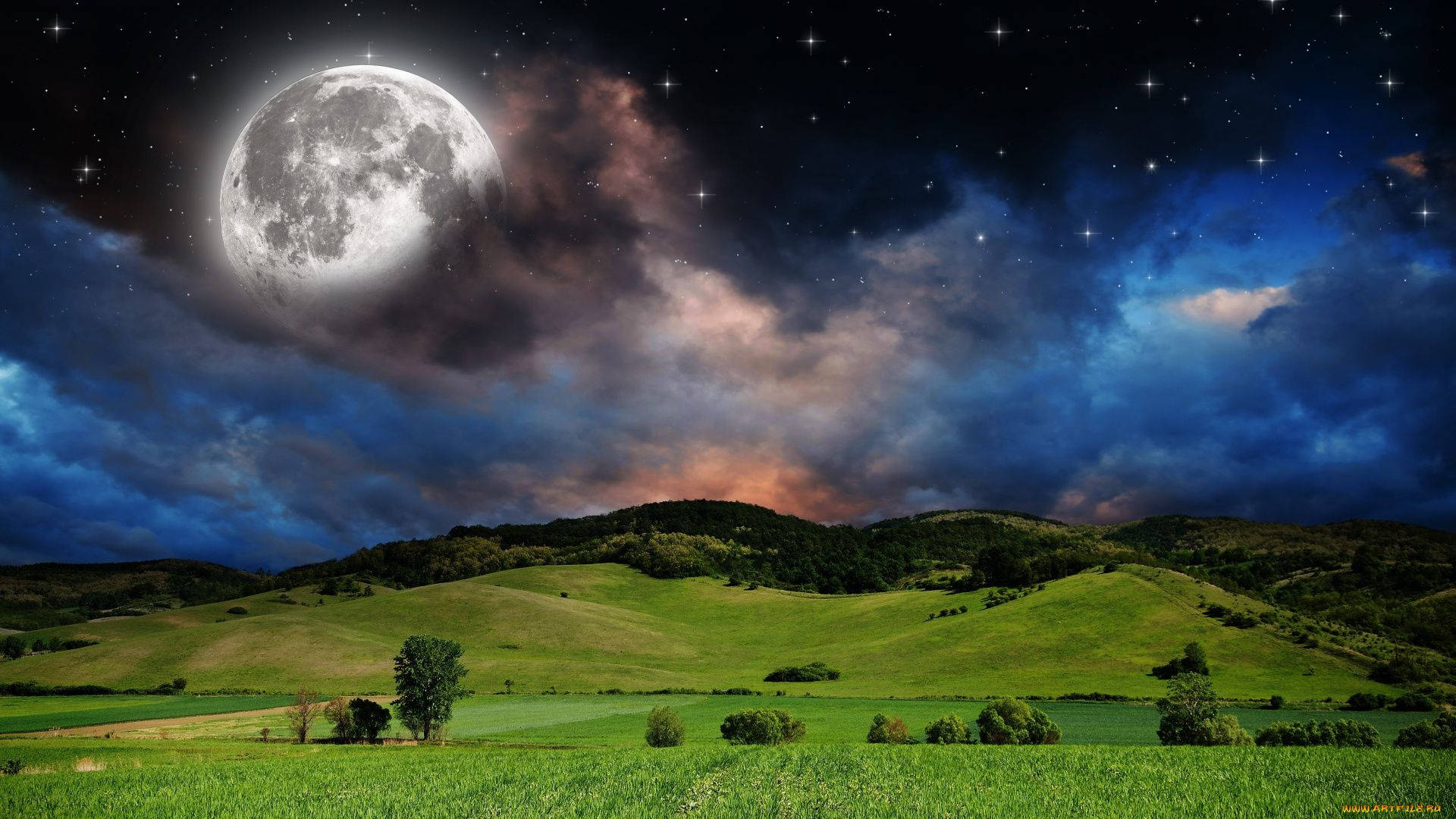full moon 桌布 壁紙 — 一輪明亮的滿月懸掛在起伏的綠色山丘之上，背景是繁星點點的暮色天空和戲劇性的雲層。