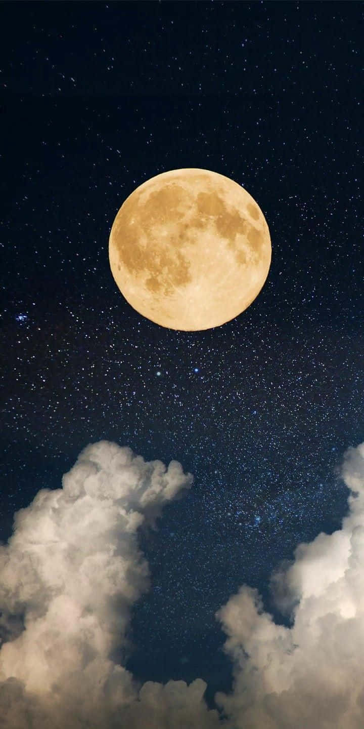 月光 桌布 壁紙 — 一輪明亮的滿月溫暖地照耀在繁星點點的夜空下，下方有輕柔飄動的雲朵作為框架。