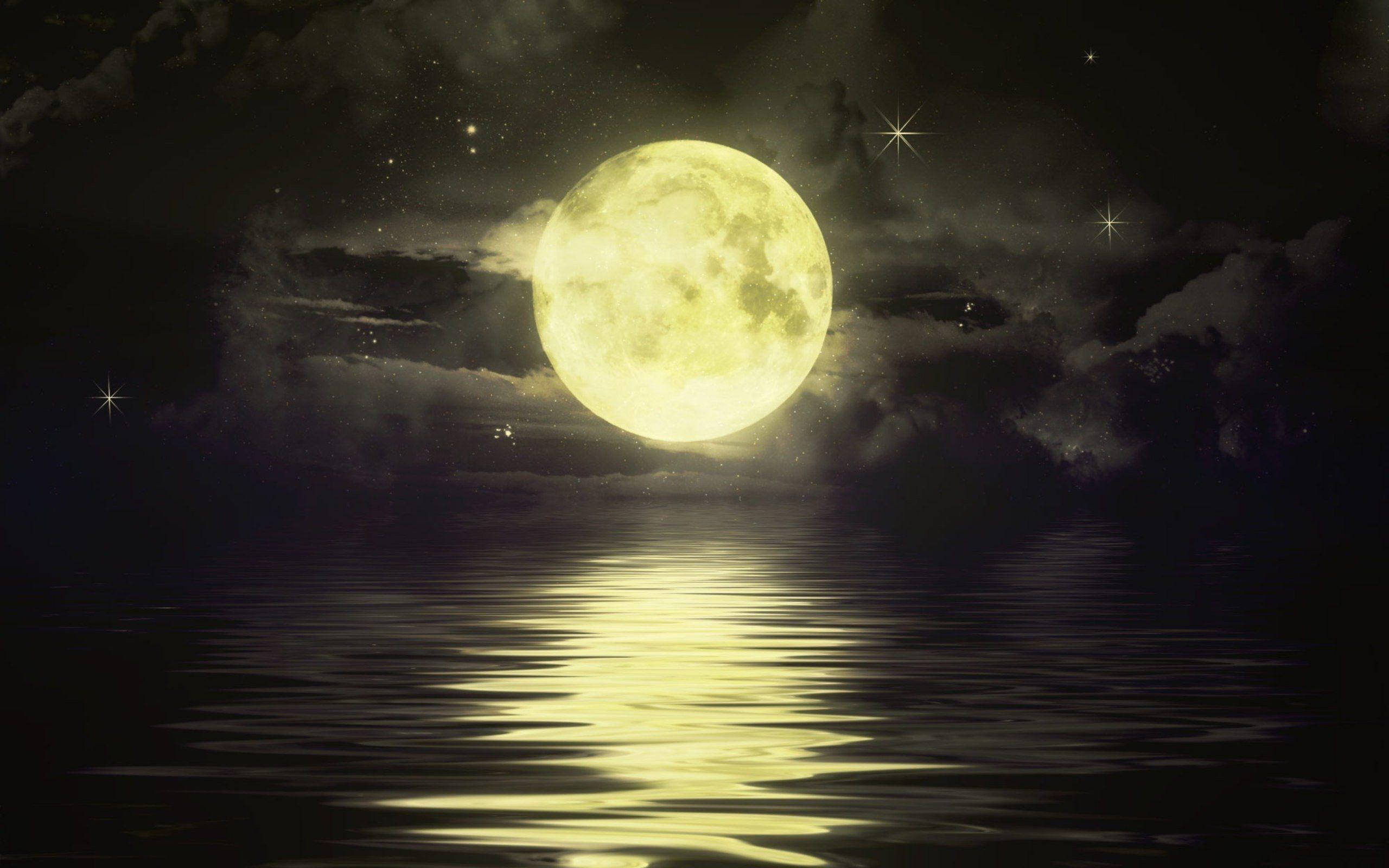 黑夜 桌布 壁紙 — 一輪明亮的滿月照耀在平靜的水面上，透過烏雲和閃爍的星星反射出金色的光芒。