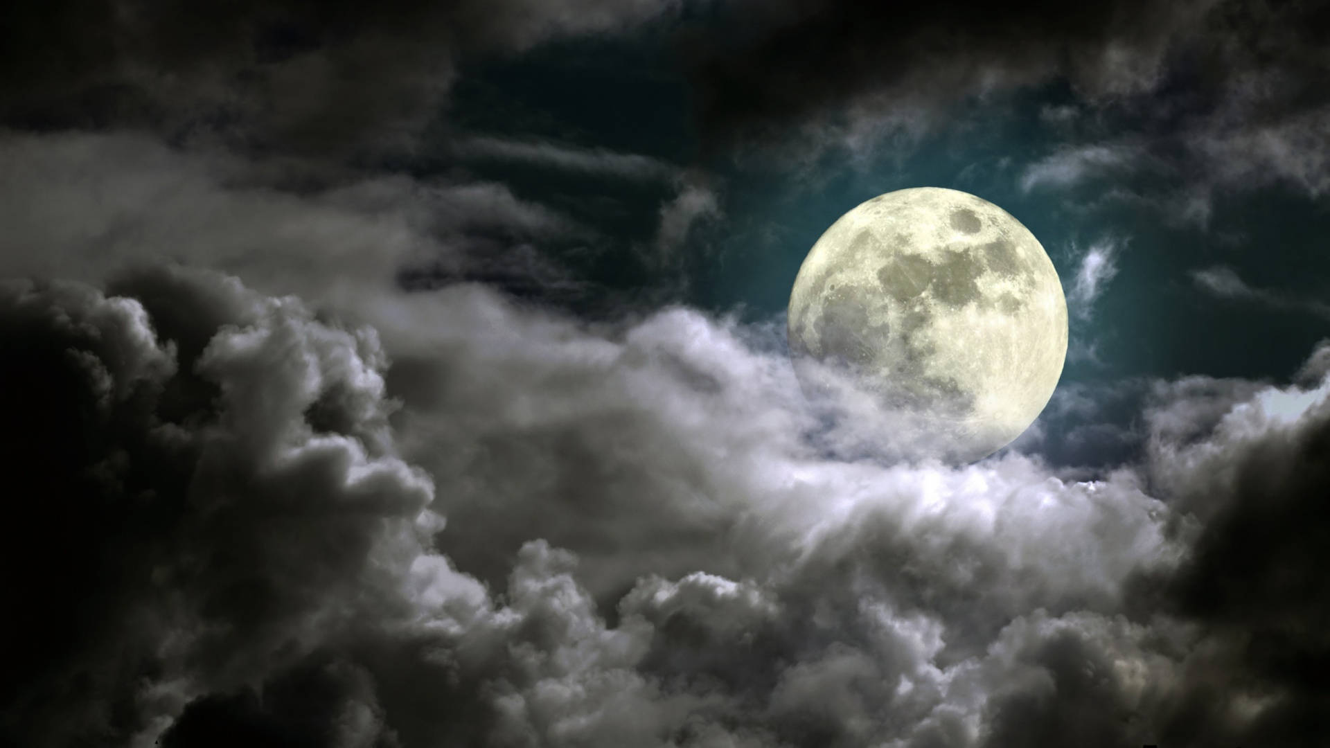 HD Moon 桌布 壁紙 — 一輪明亮的滿月穿透戲劇性的烏雲，出現在充滿氛圍的夜空。