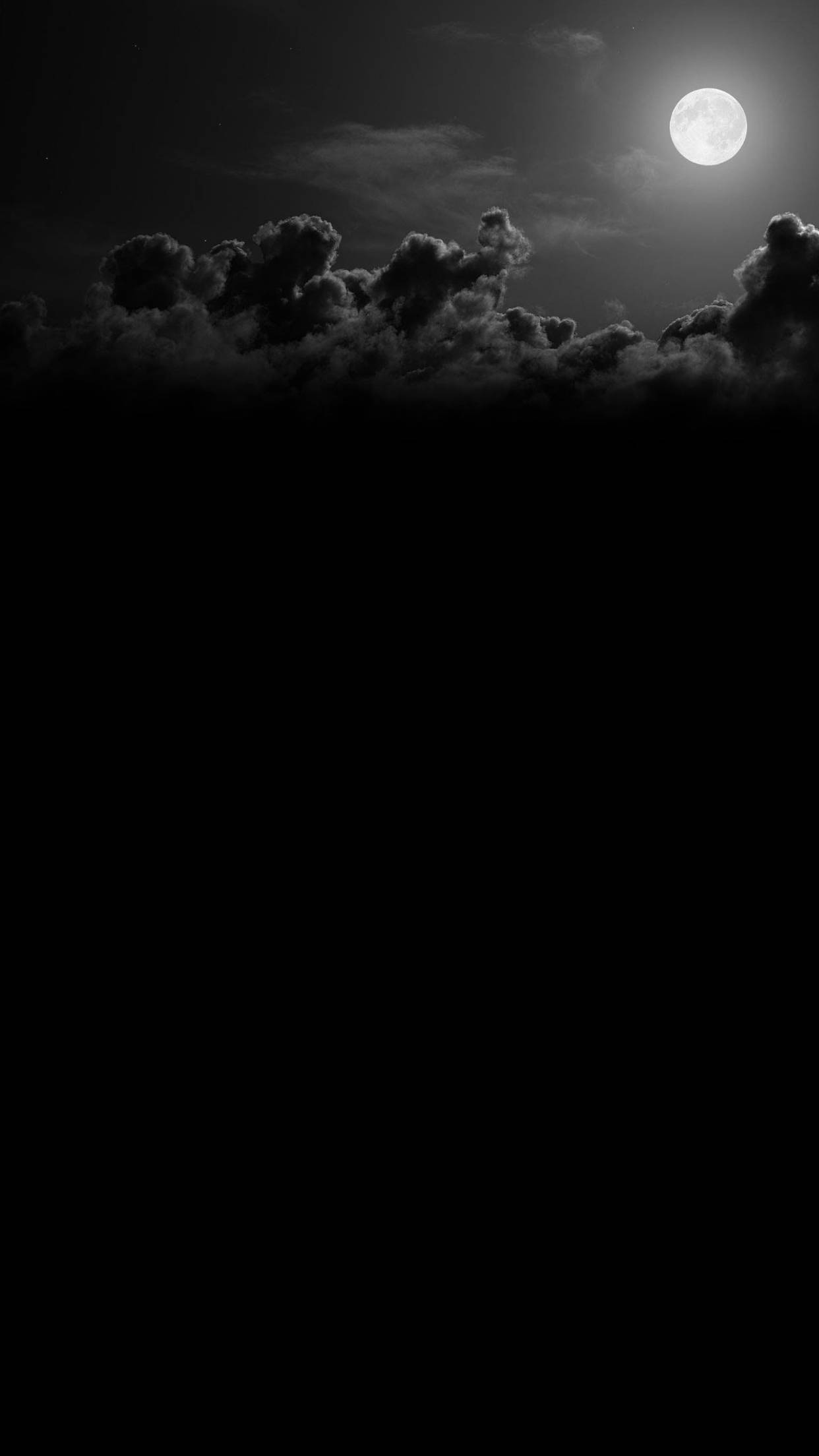 full moon 桌布 壁紙 — 一輪明亮的滿月穿透戲劇性的雲層，在鮮明的黑白夜空中閃耀。