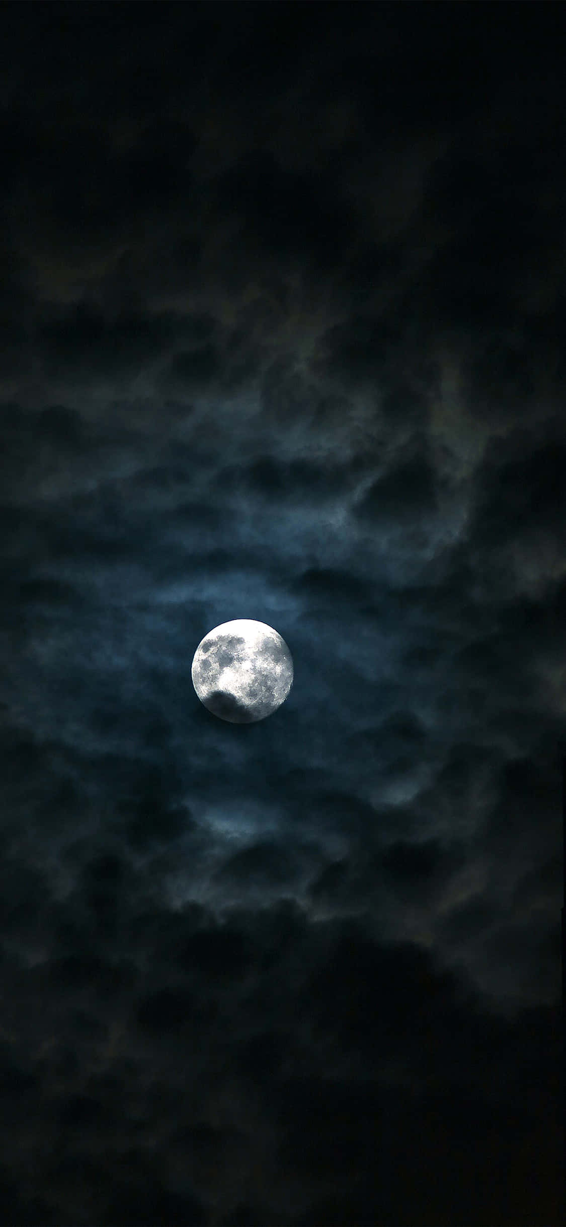 黑夜 桌布 壁紙 — 一輪明亮的滿月穿透旋轉的烏雲，營造出陰鬱的夜空。