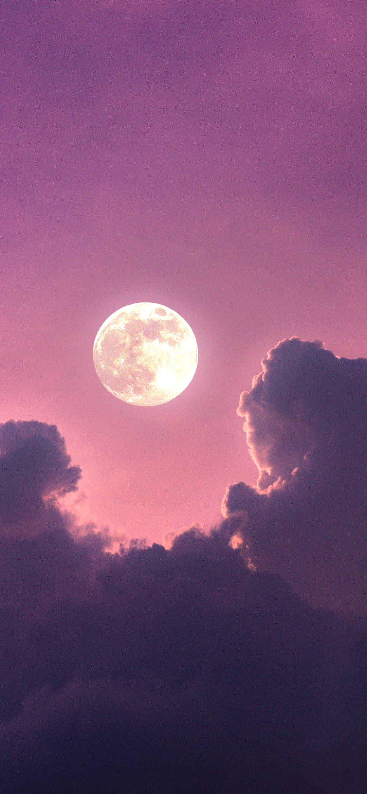 Moon Night Sky 桌布 壁紙 — 一輪明亮的滿月穿過戲劇性的紫色雲層，在暮色天空中閃耀。