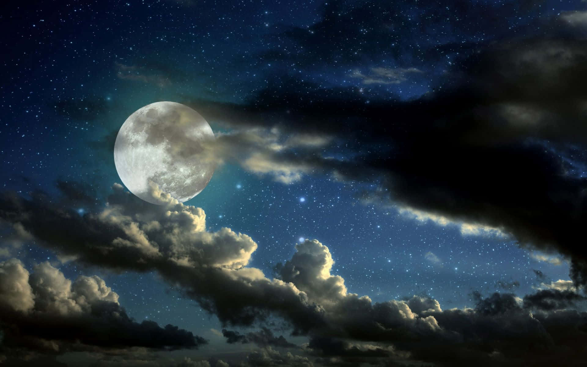 Beautiful Sky 桌布 壁紙 — 一輪明亮的滿月穿過戲劇性的雲層，在繁星點點的夜空中閃耀。