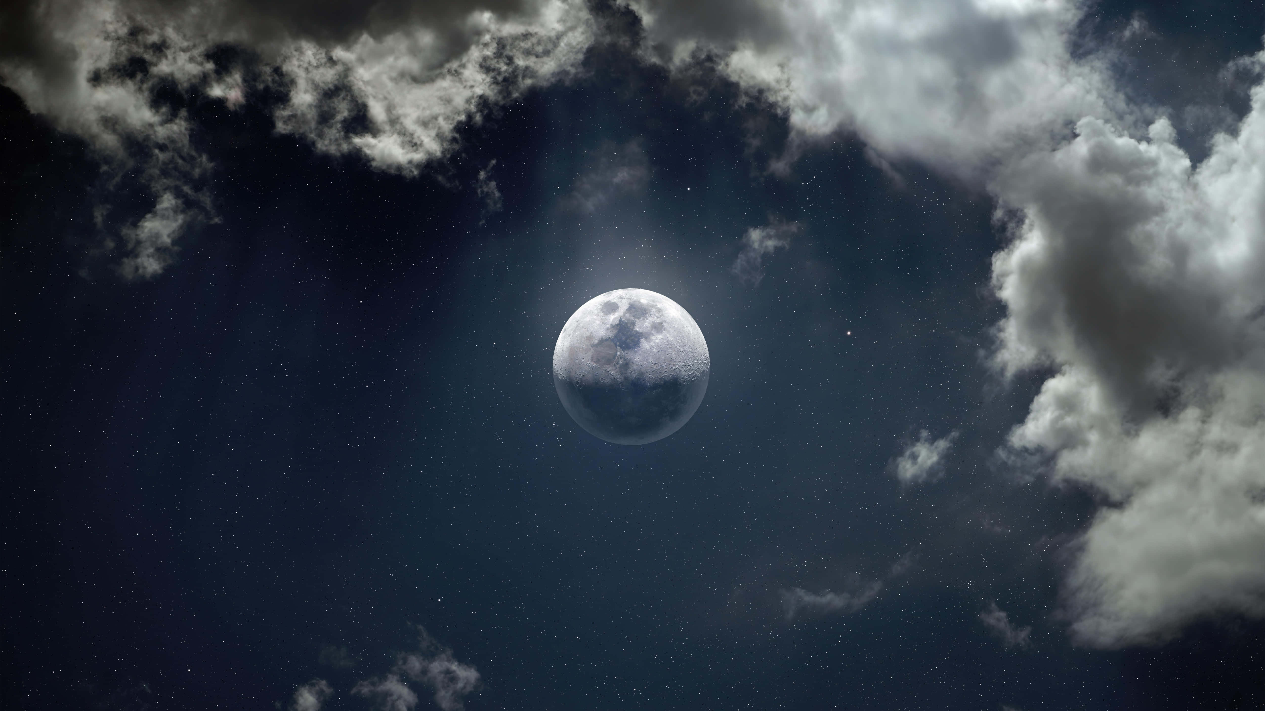 Clouds 4K 桌布 壁紙 — 一輪明亮的滿月穿過戲劇性的雲層，在繁星點點的夜空下發光。