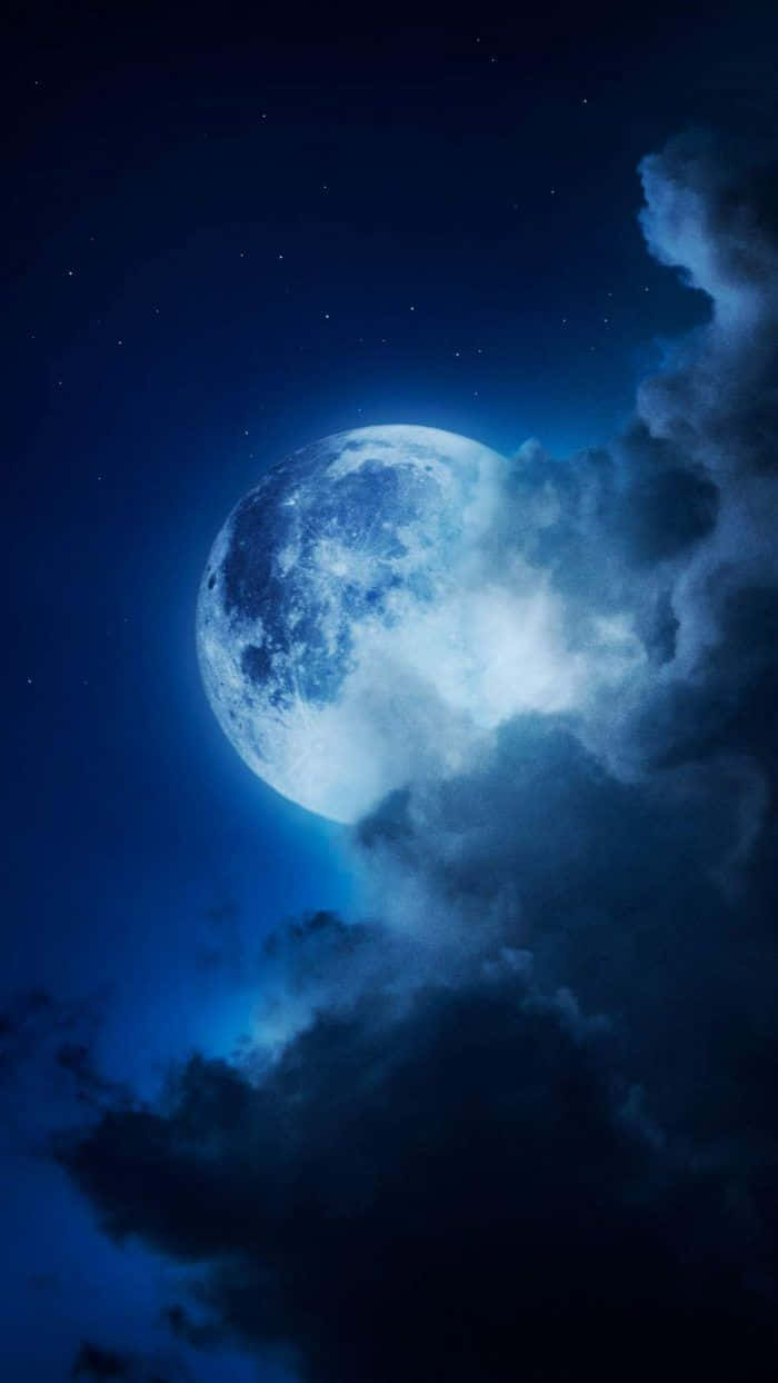 Moon iPhone 桌布 壁紙 — 一輪明亮的滿月穿過旋轉的烏雲，在繁星點點的午夜天空中發光。