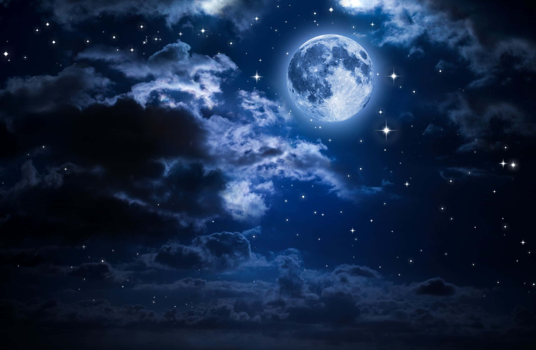 Pretty Moon 桌布 壁紙 — 一輪明亮的滿月穿過旋轉的烏雲，在繁星點點的午夜天空中發光。