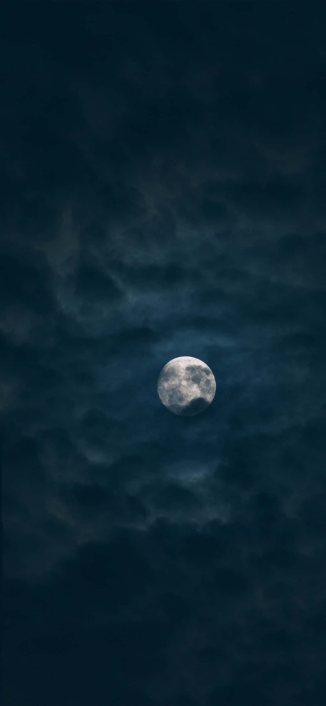 Moon Night 桌布 壁紙 — 一輪明亮的滿月穿過旋轉的烏雲，在陰鬱的夜空中閃耀。