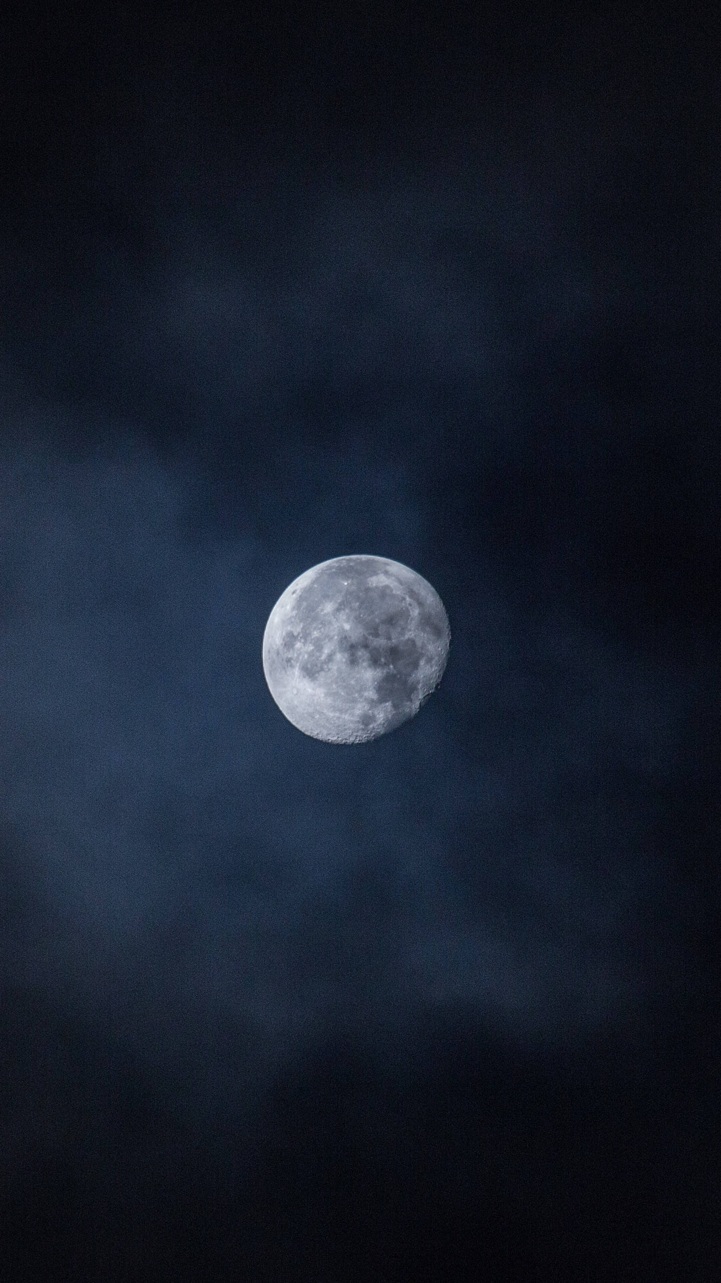 雲朵 桌布 壁紙 — 一輪明亮的滿月穿過深黑夜空中旋轉的烏雲閃耀。