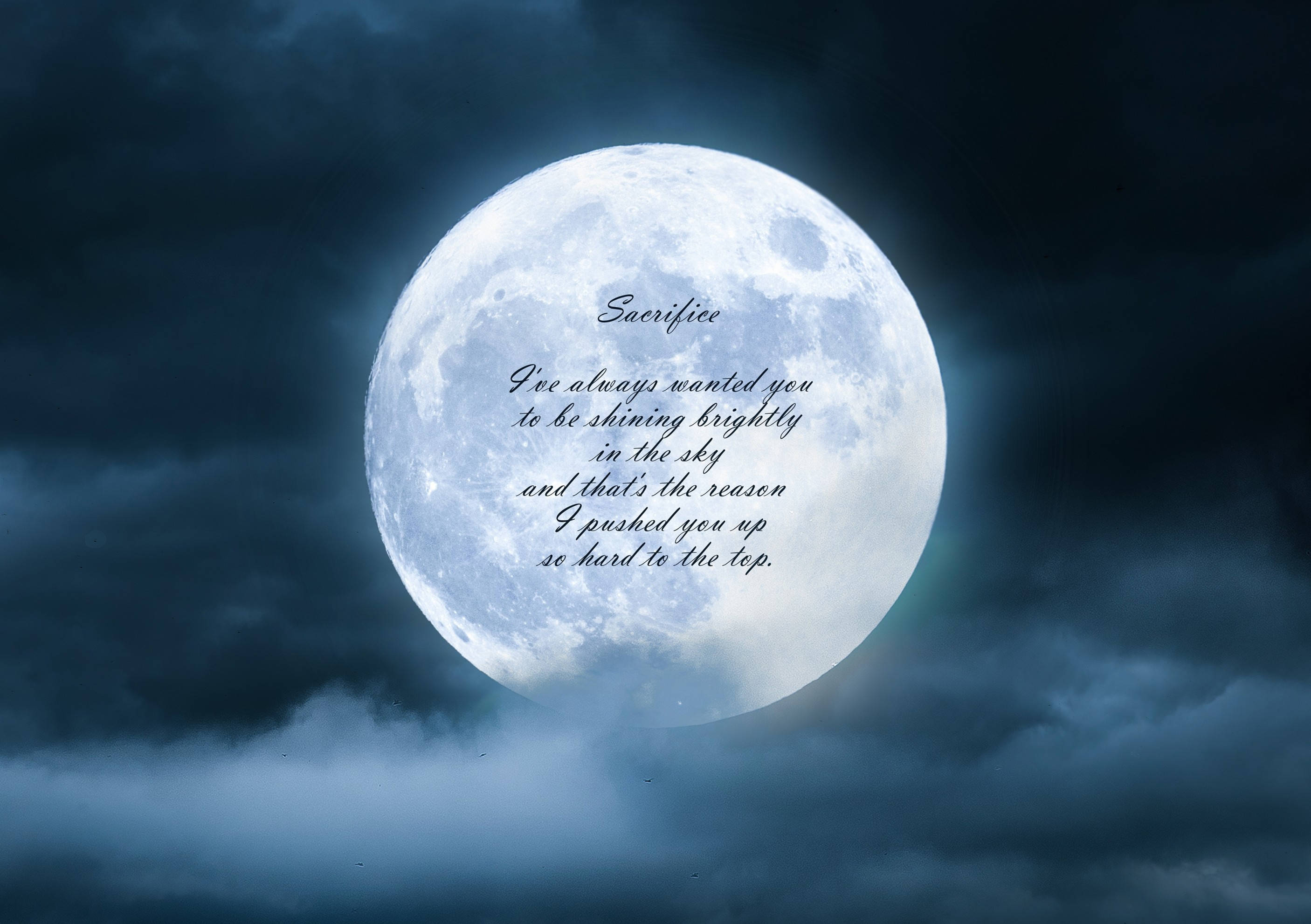 moon quotes 桌布 壁紙 — 一輪明亮的滿月被暴風雲穿透，在憂鬱的藍色夜空中展示一首關於犧牲的感人詩篇。