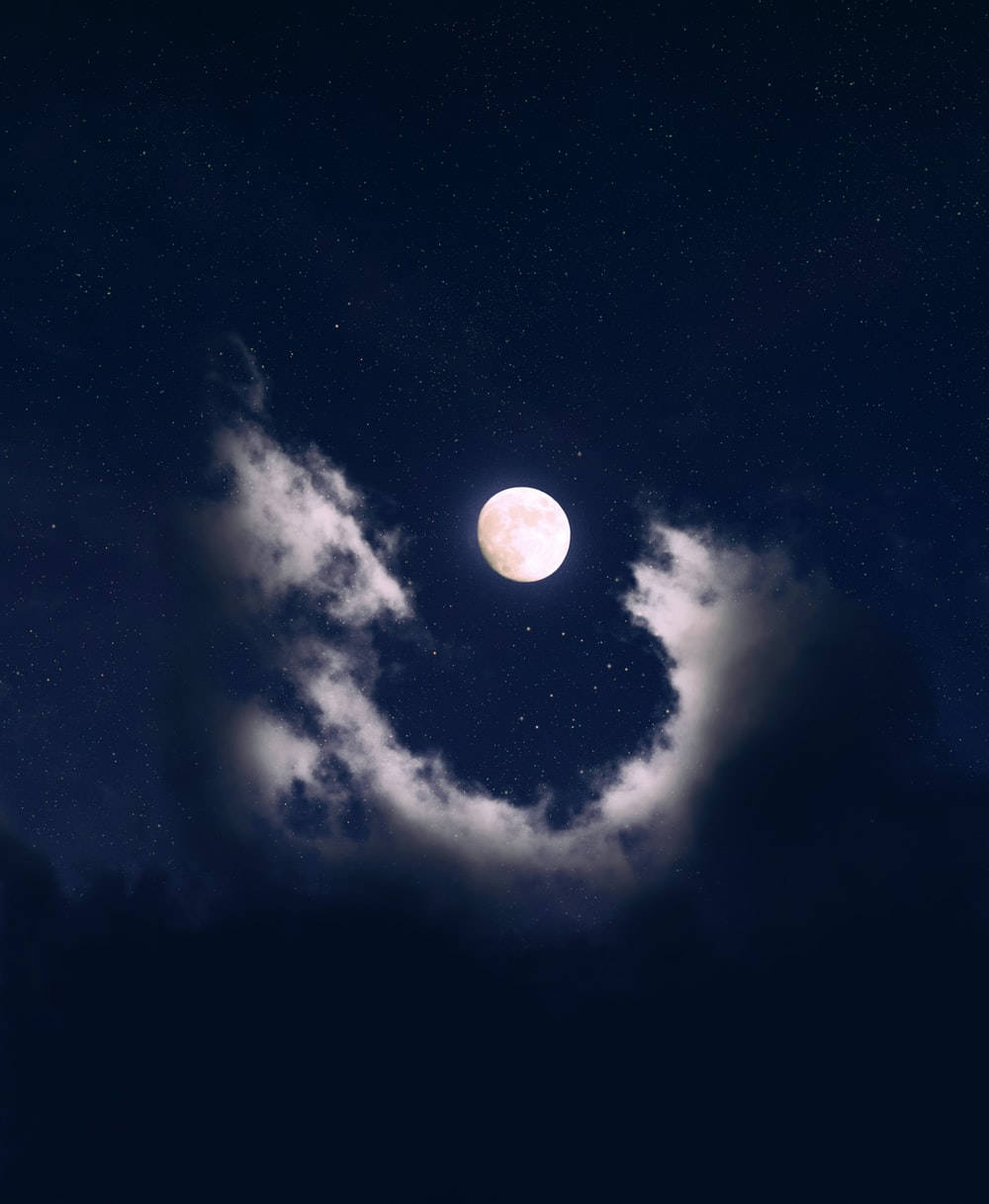 美學雲朵 桌布 壁紙 — 一輪明亮的滿月透過一縷縷薄雲，在繁星點點的午夜天空中閃耀。