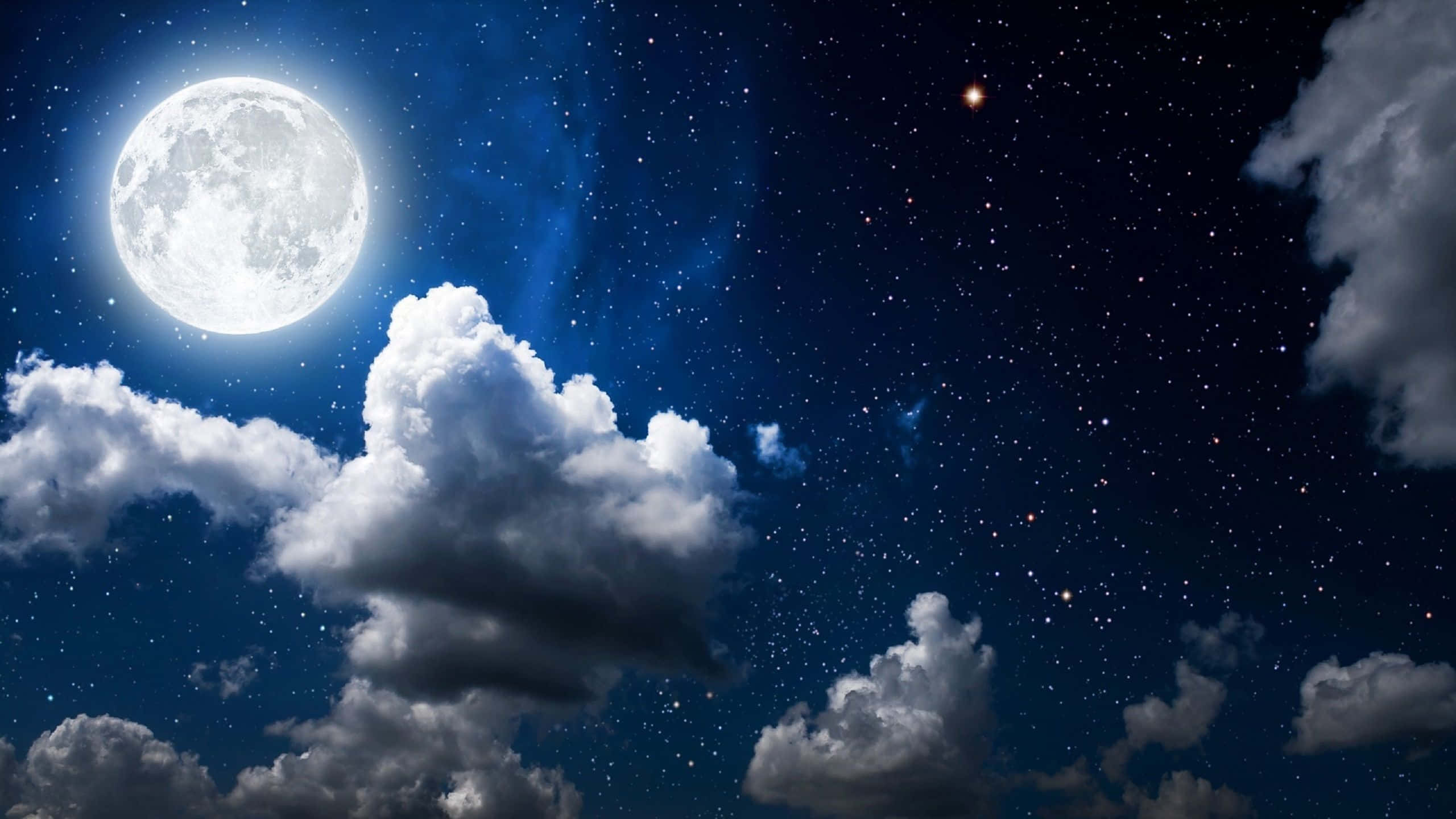 Stars 桌布 壁紙 — 一輪明亮的滿月透過散落的雲層，在繁星點點的深藍色夜空中閃耀。