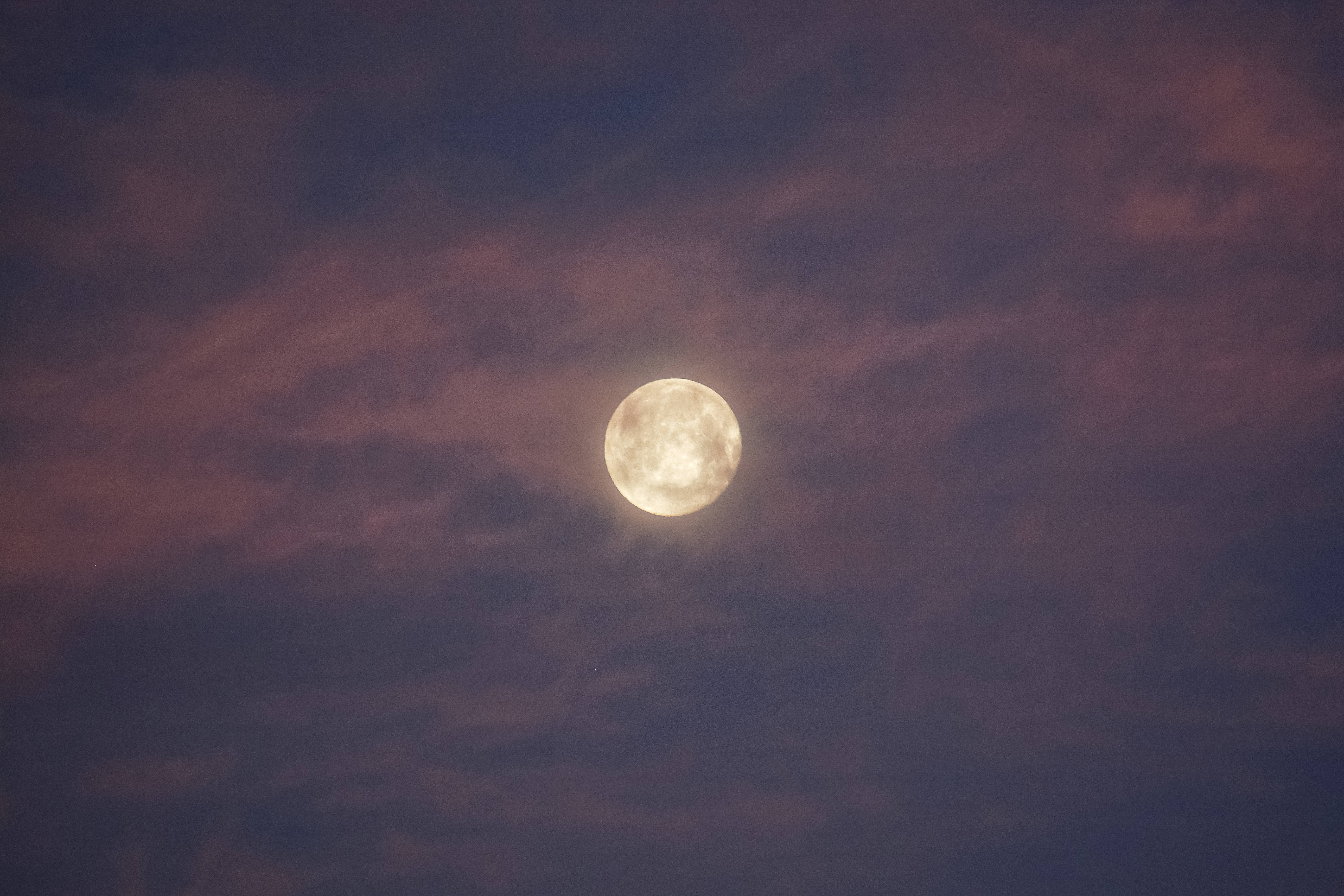 Beautiful Full Moon 桌布 壁紙 — 一輪明亮的滿月透過柔和的紫色和粉紅色雲層在暮色天空中閃耀。