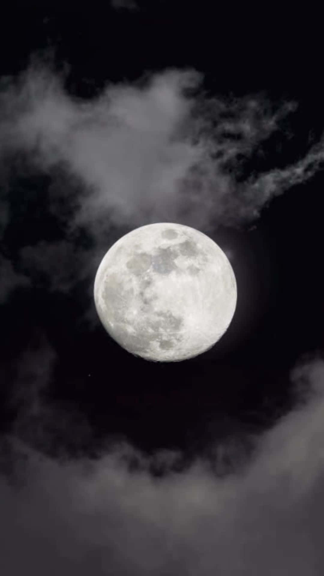 Full moon 壁紙 — 一輪明亮的滿月透過縷縷薄雲，在深邃的黑色夜空中閃耀。