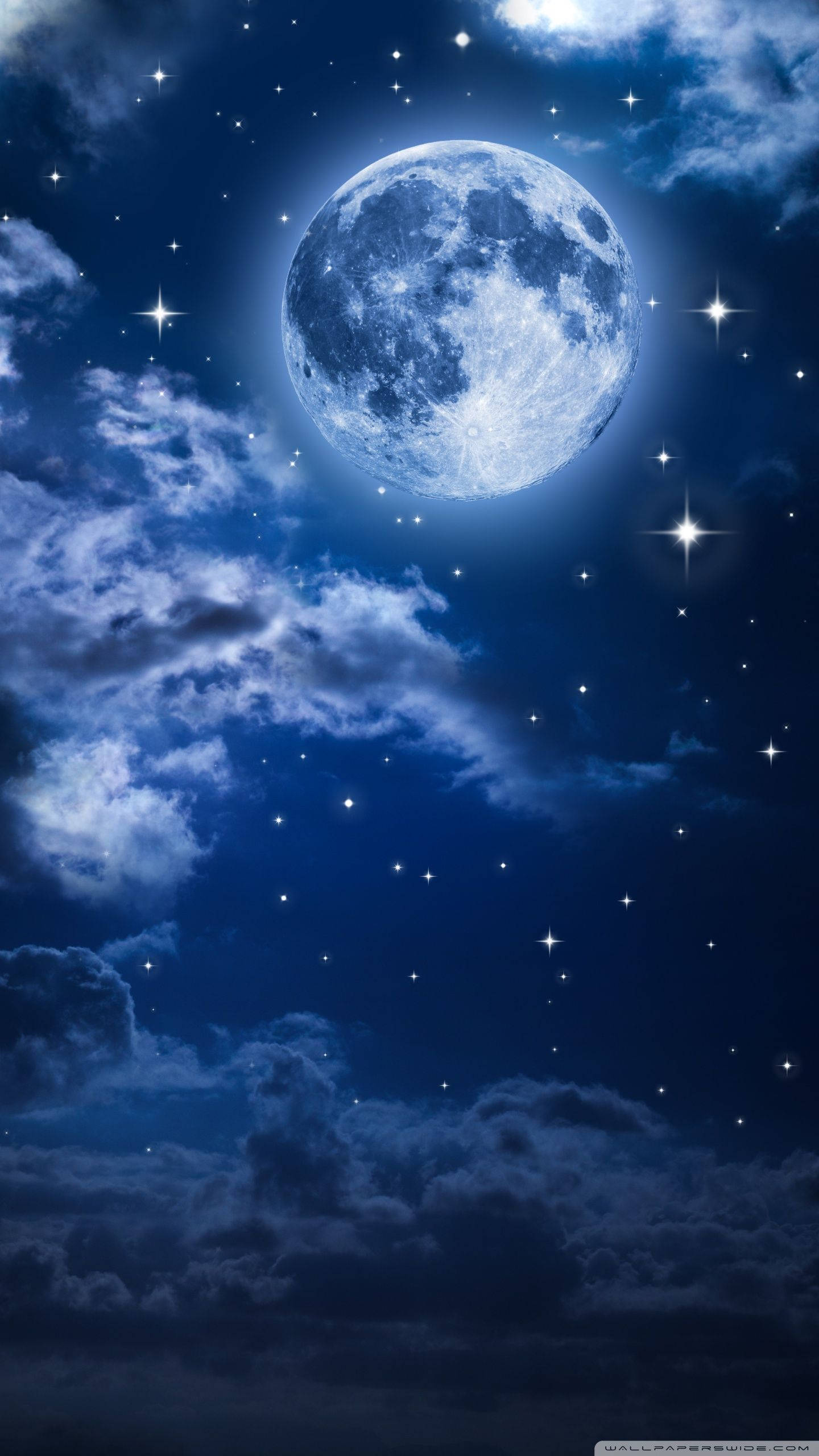 月光 桌布 壁紙 — 一輪明亮的滿月透過縷縷雲彩，在繁星點點的午夜天空中閃耀。