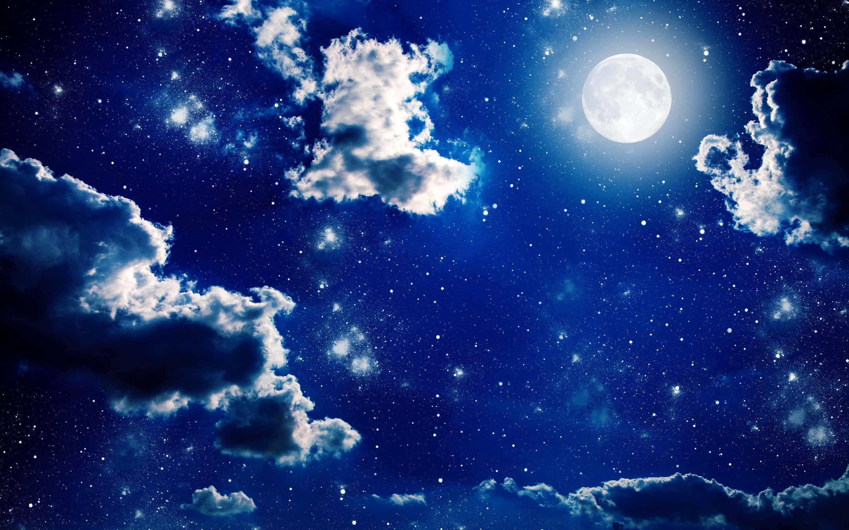 月亮與星星 桌布 壁紙 — 一輪明亮的滿月透過輕柔的雲層，在深藍色繁星點點的夜空中閃耀。