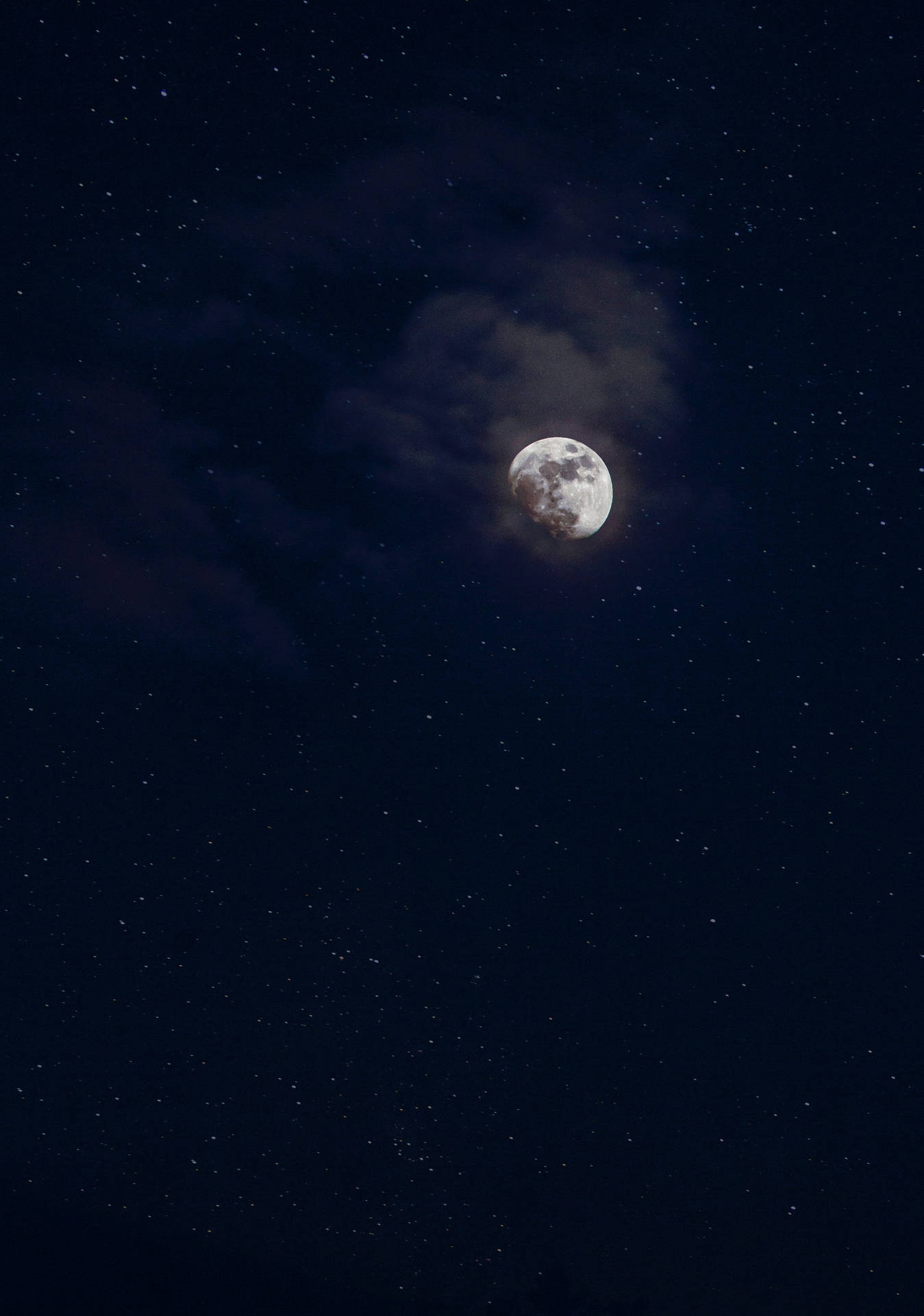 滿月在繁星點點的夜空透過雲層閃耀。 — 聯想高畫質桌布 壁紙